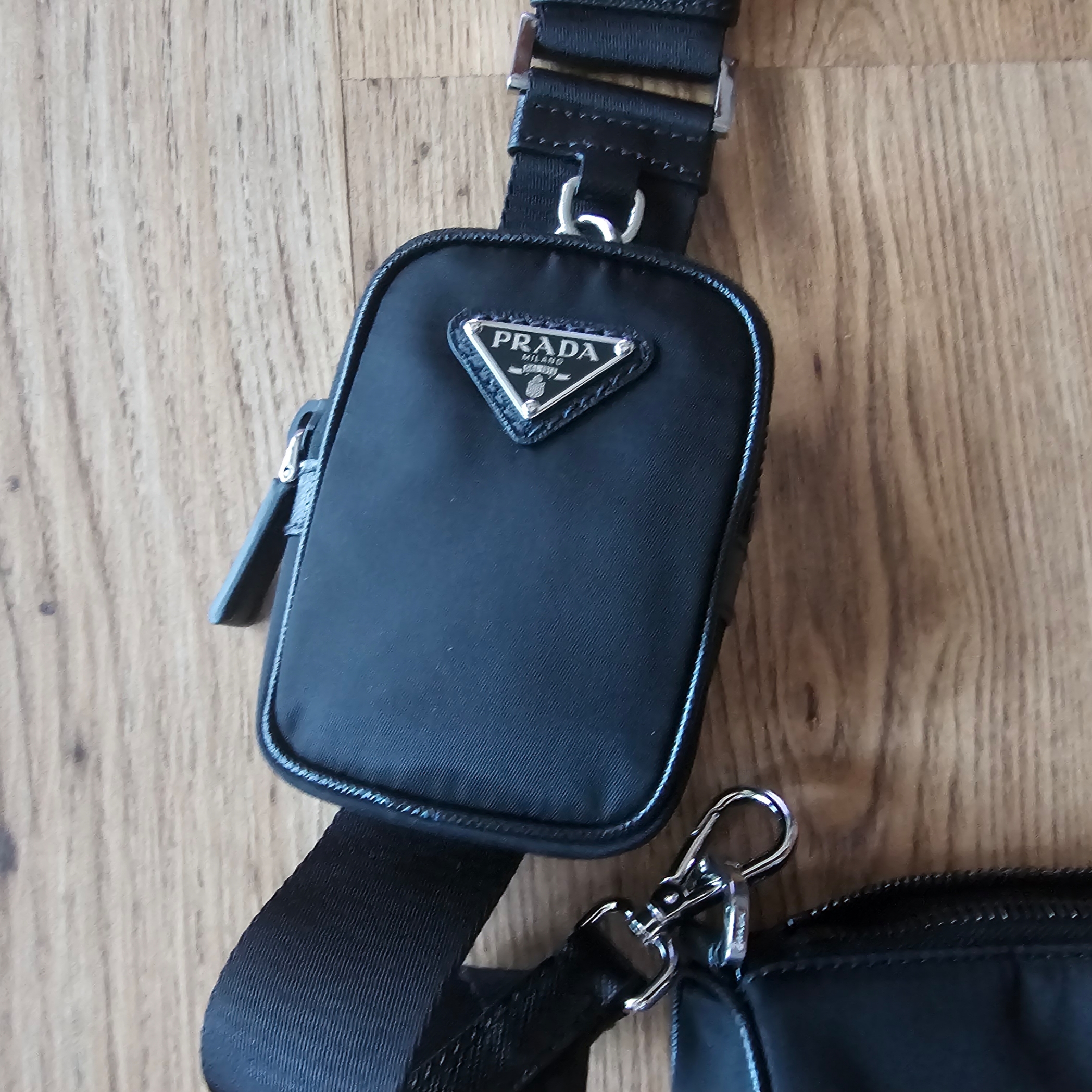 Prada Re-Nylon and Saffiano Leather Shoulder Bag Black 착용 스타일 - 3