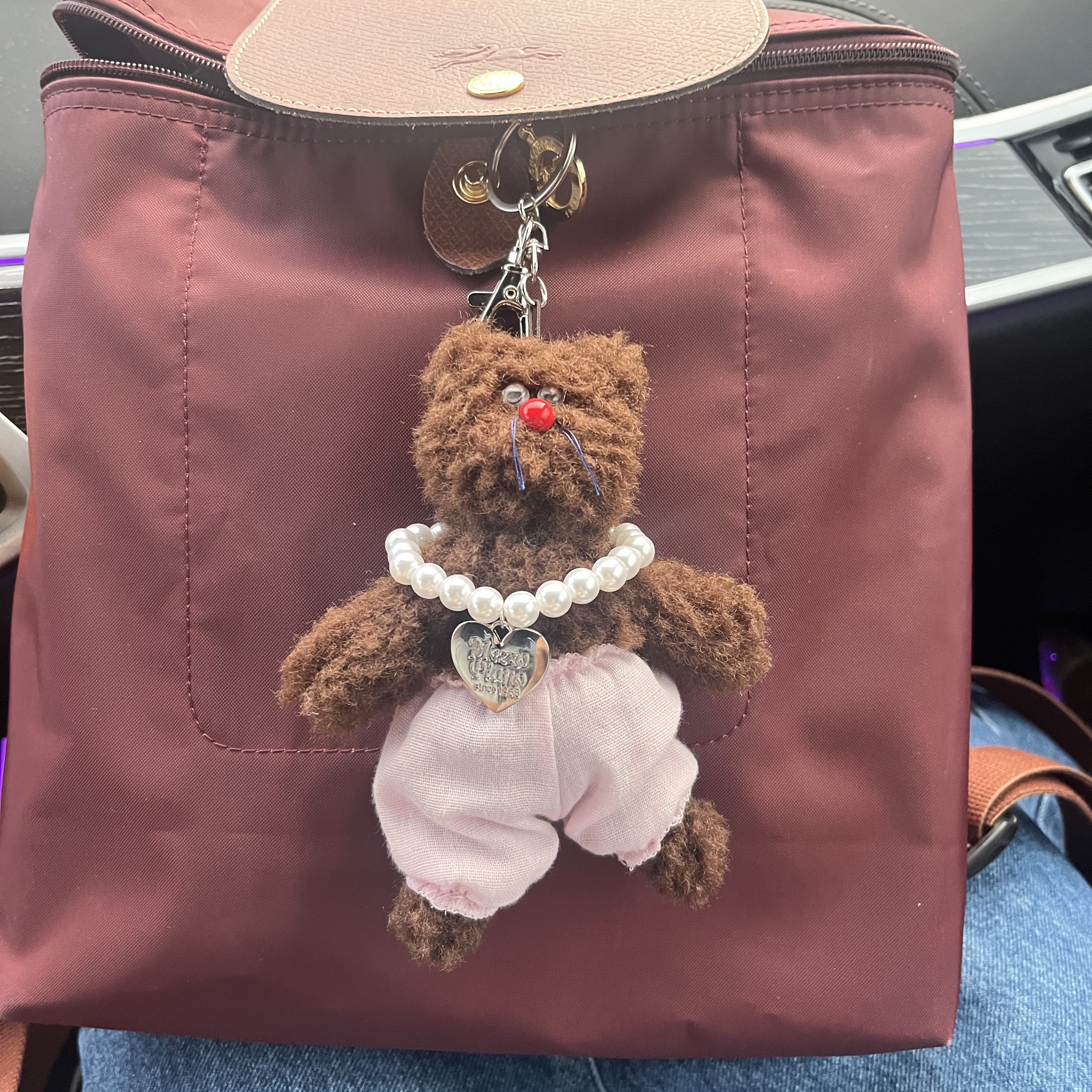 Monamhee Bred Keyring with Pink Pants Brown 착용 스타일