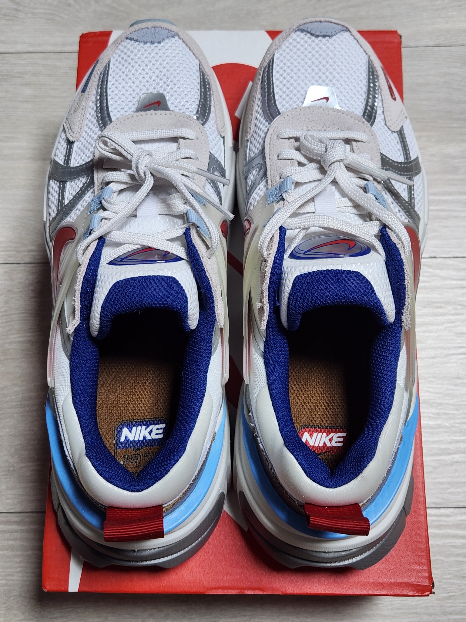 Nike V2K Run Metallic Silver Gym Red 착용 스타일 - 4