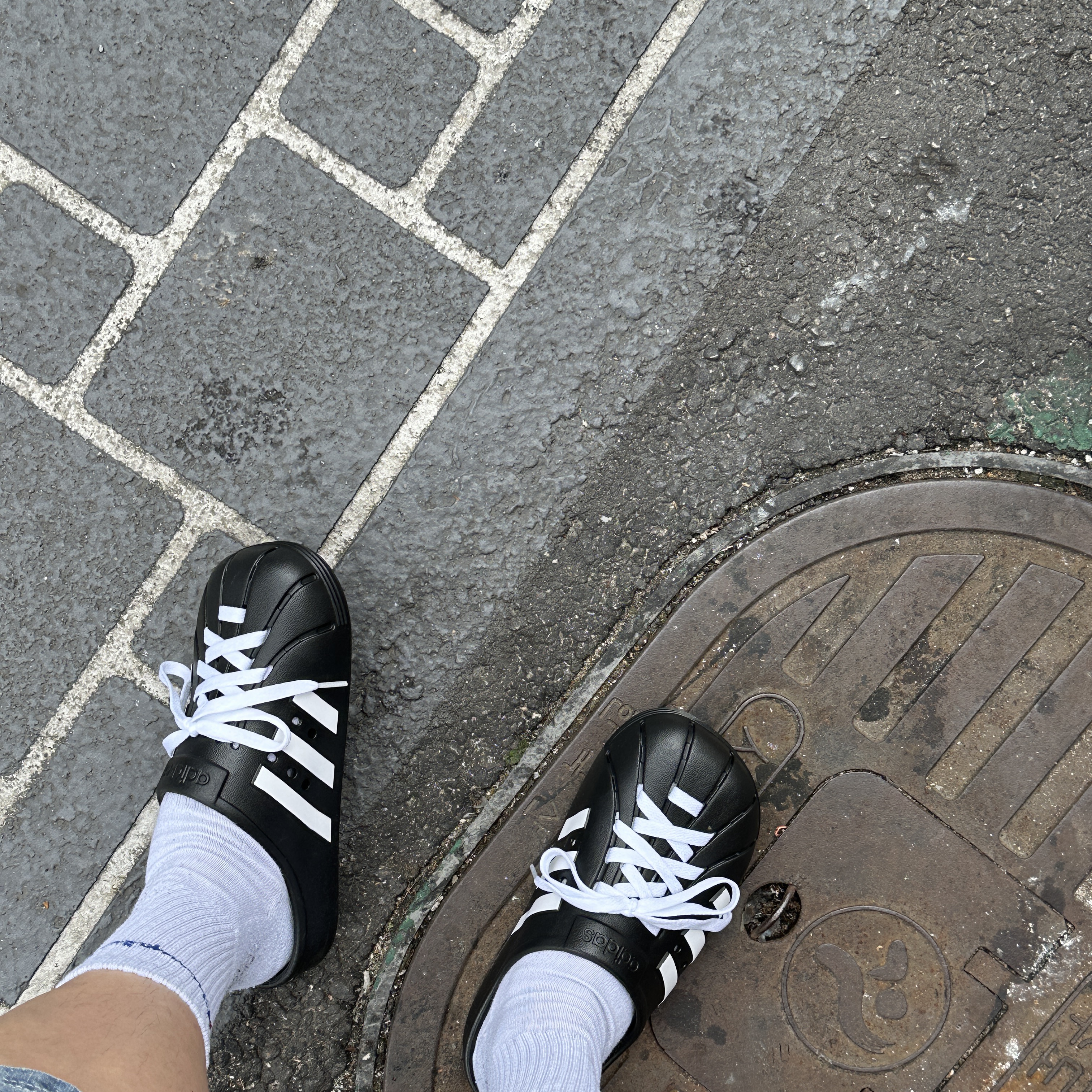 Adidas Adilette Clog Black White 착용 스타일