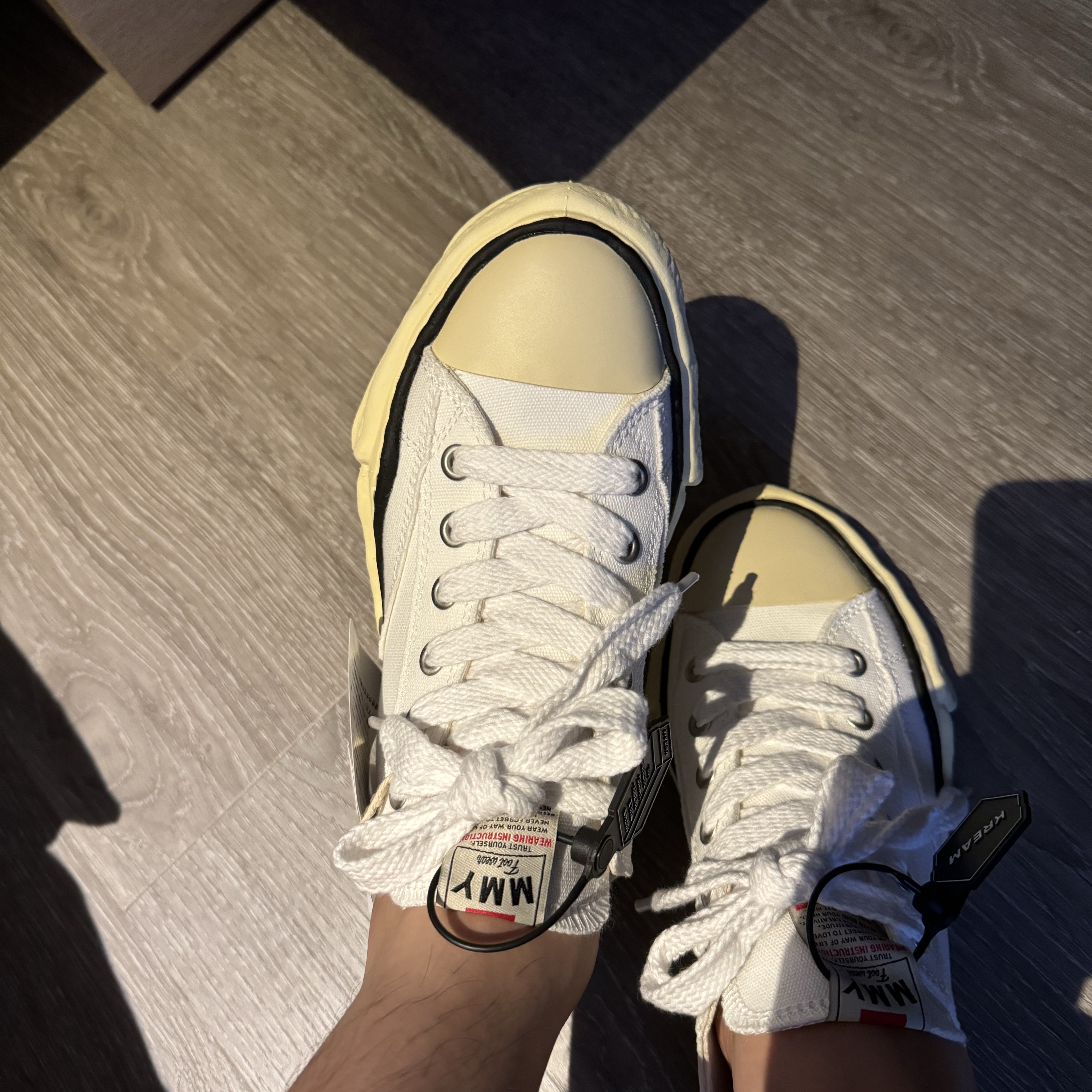 Maison Mihara Yasuhiro Peterson VL OG Sole Canvas Low-top Sneakers White 착용 스타일