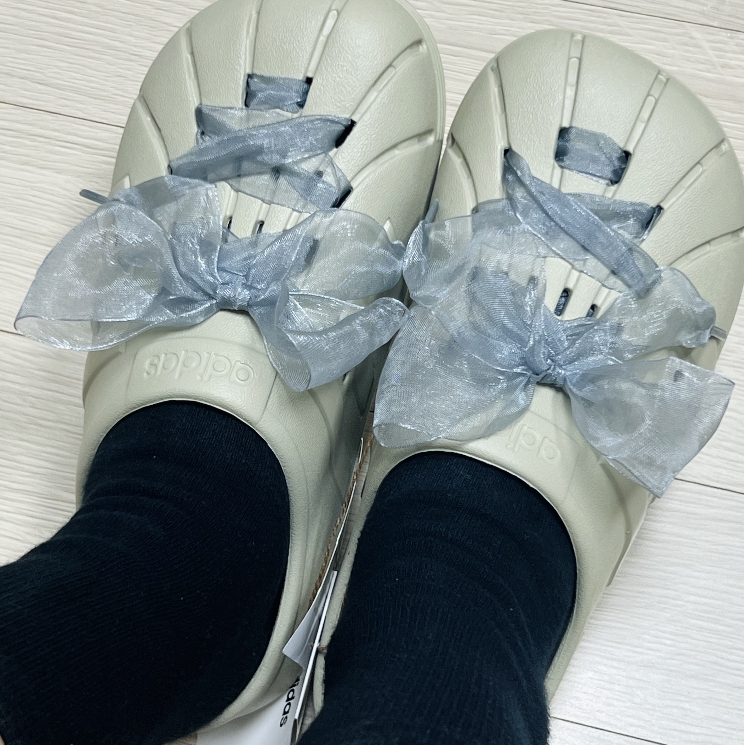Adidas Adilette Clog Putty Grey 착용 스타일