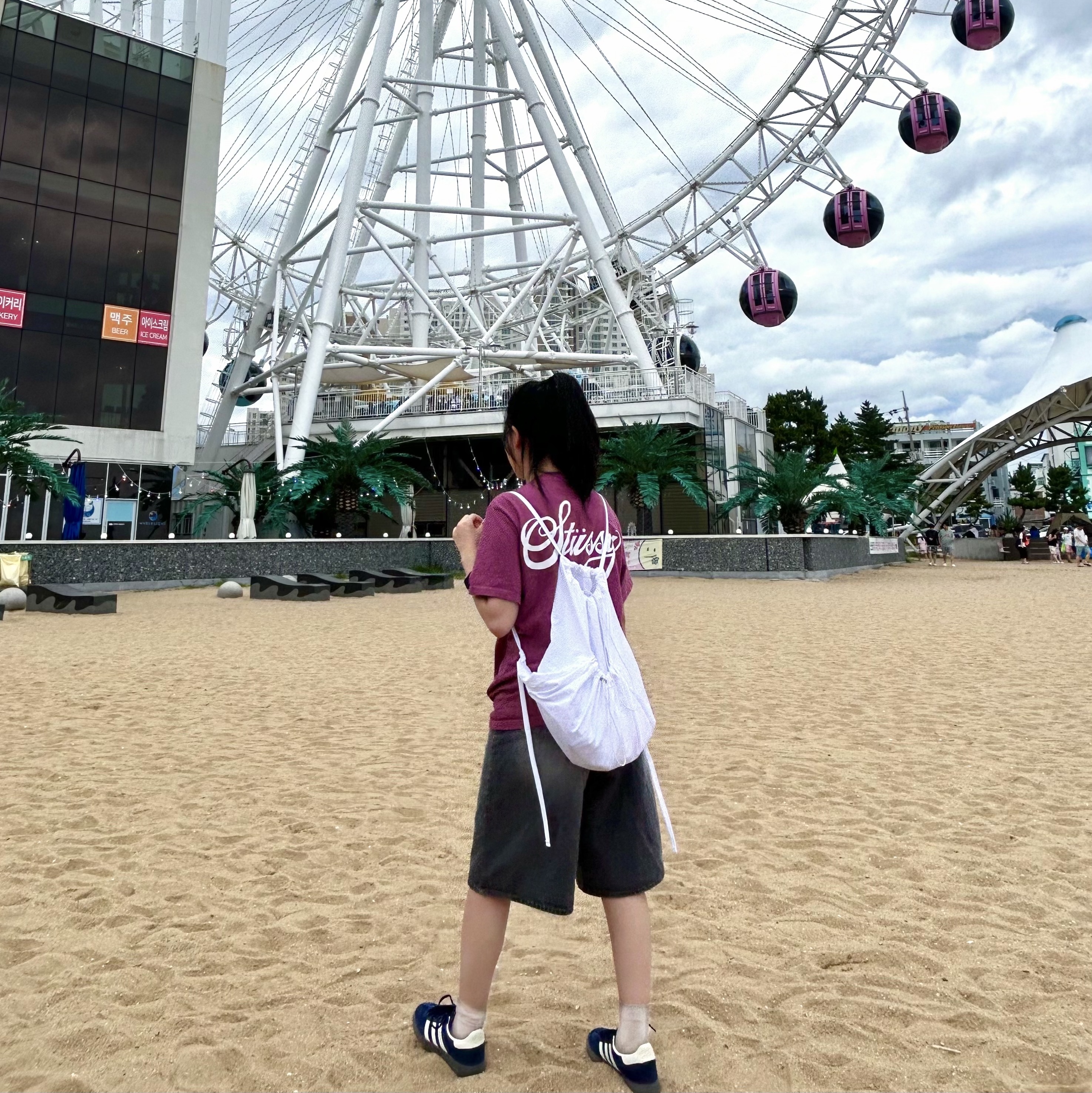 Stussy World Tour T-Shirt Berry 2024 착용 스타일 - 1