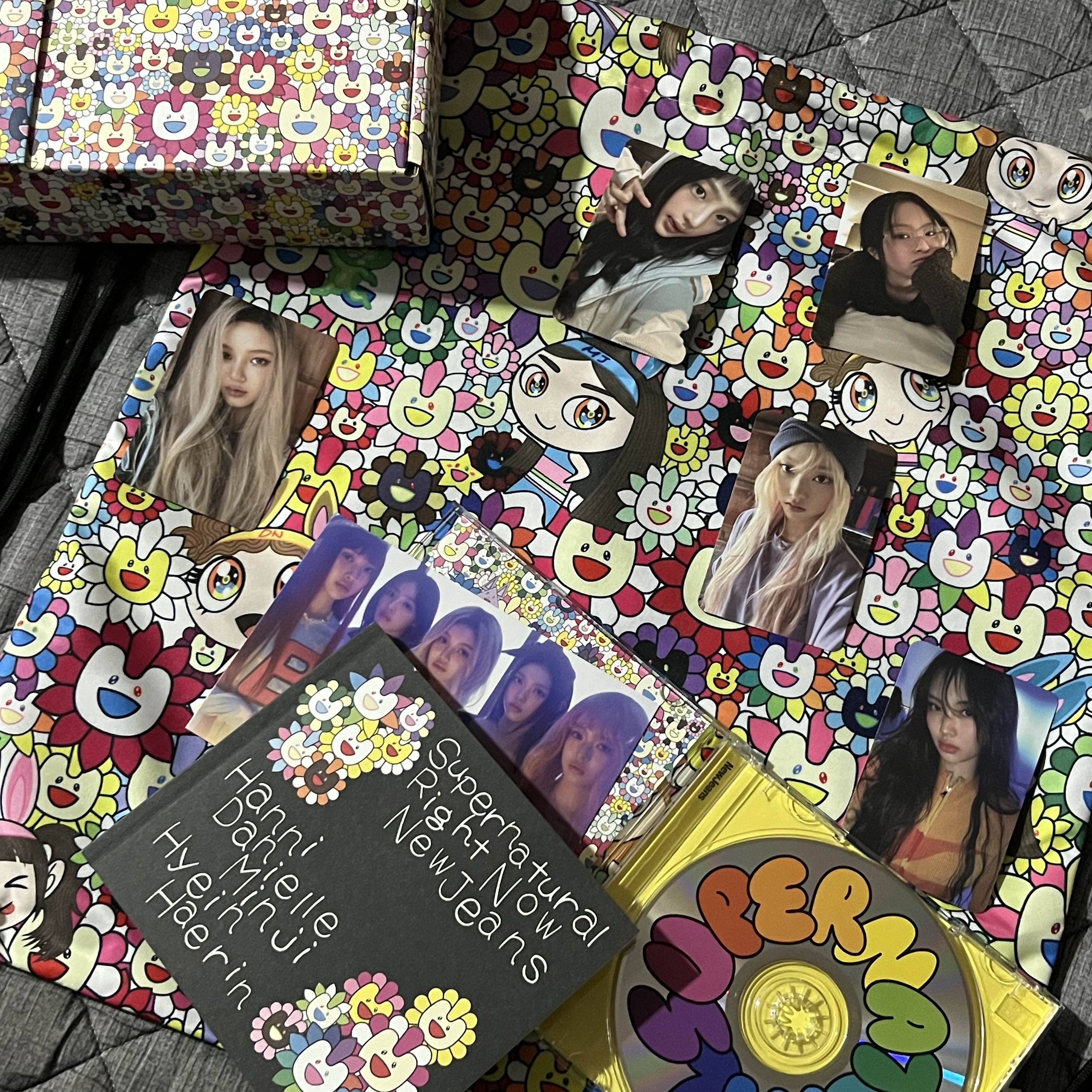 NewJeans Supernatural NJ x Murakami Drawstring Bag Ver. 착용 스타일