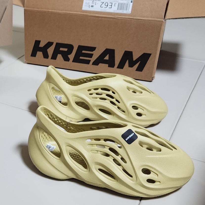 Adidas Yeezy Foam RNNR Sulfur 착용 스타일 - 1