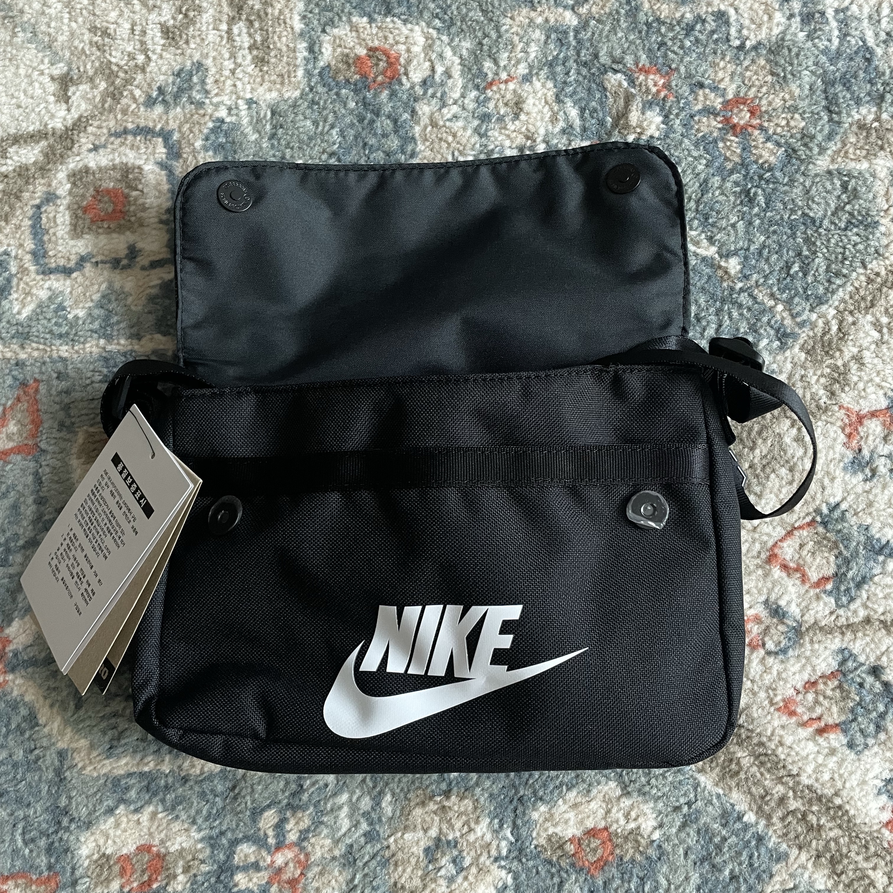 Nike NSW Futura 365 Crossbody Bag 3L Black 착용 스타일 - 2