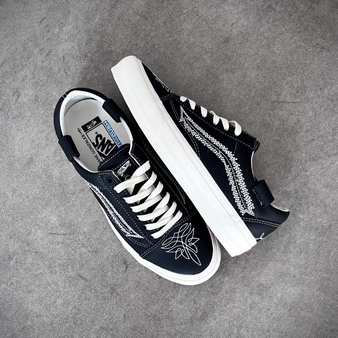 Vans Vault x Shane Gonzales OG Old Skool LX Black 착용 스타일 - 1