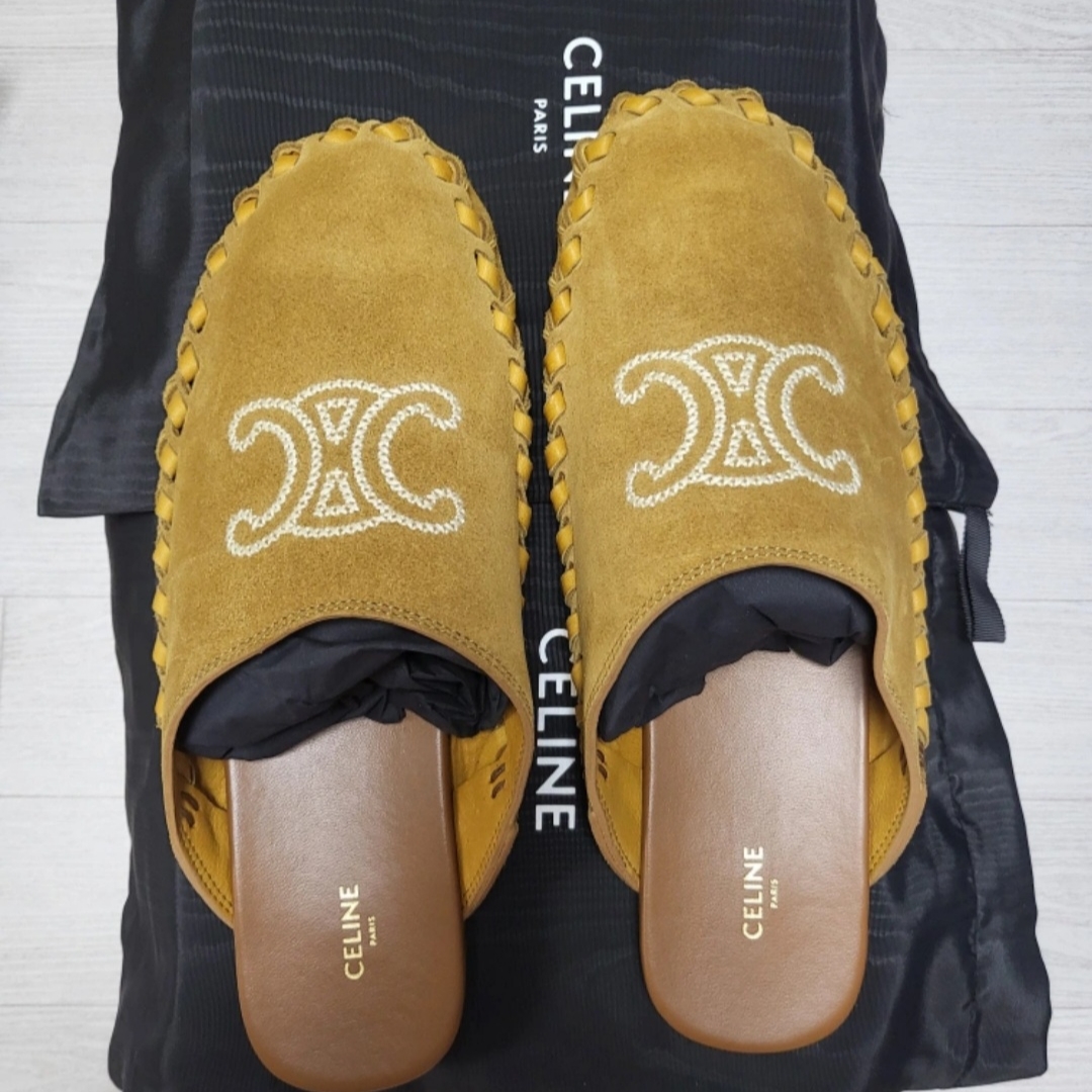 Celine Marlou Triomphe Mule in Suede Calfskin Dark Havana 착용 스타일 - 3