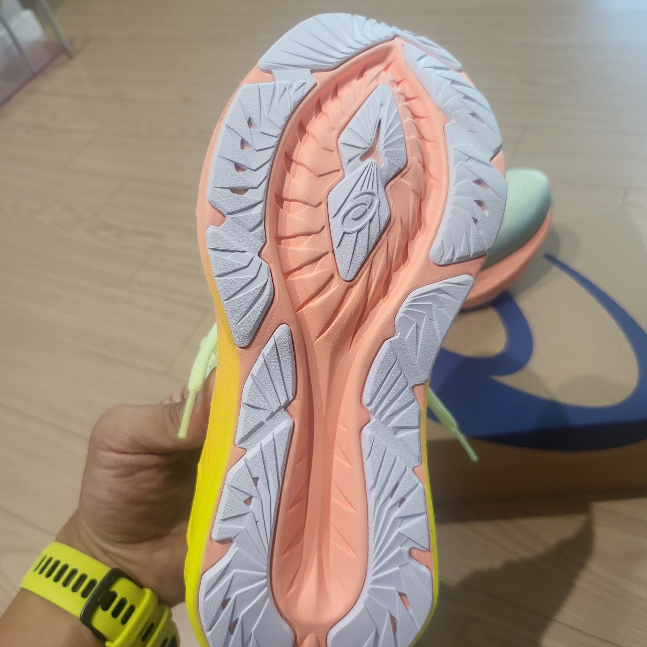 (W) Asics Novablast 4 Cool Matcha Safety Yellow 착용 스타일 - 5