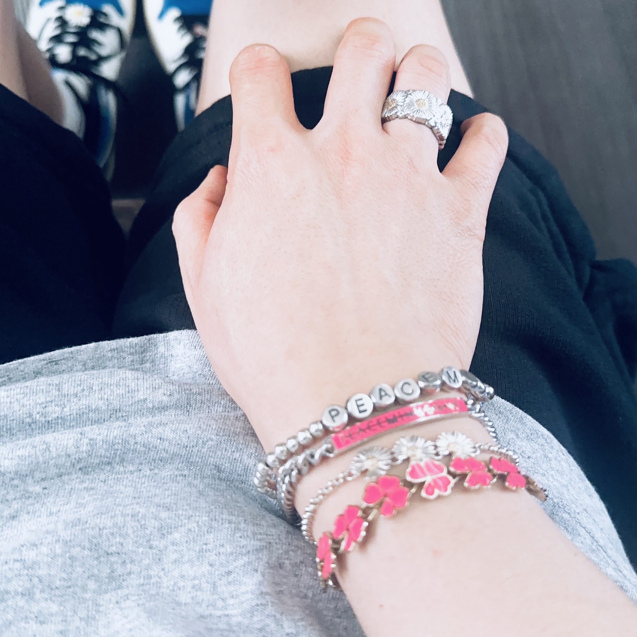Peaceminusone Clover Bracelet #1 Pink, Peaceminusone Alphabet Bracelet #1 Silver 착용 스타일