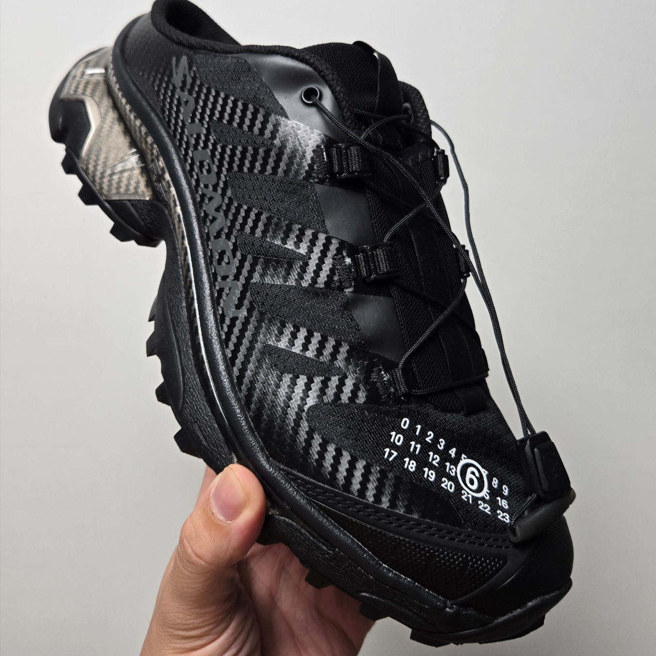 Salomon x MM6 Maison Margiela XT-4 Mule Black 착용 스타일 - 2
