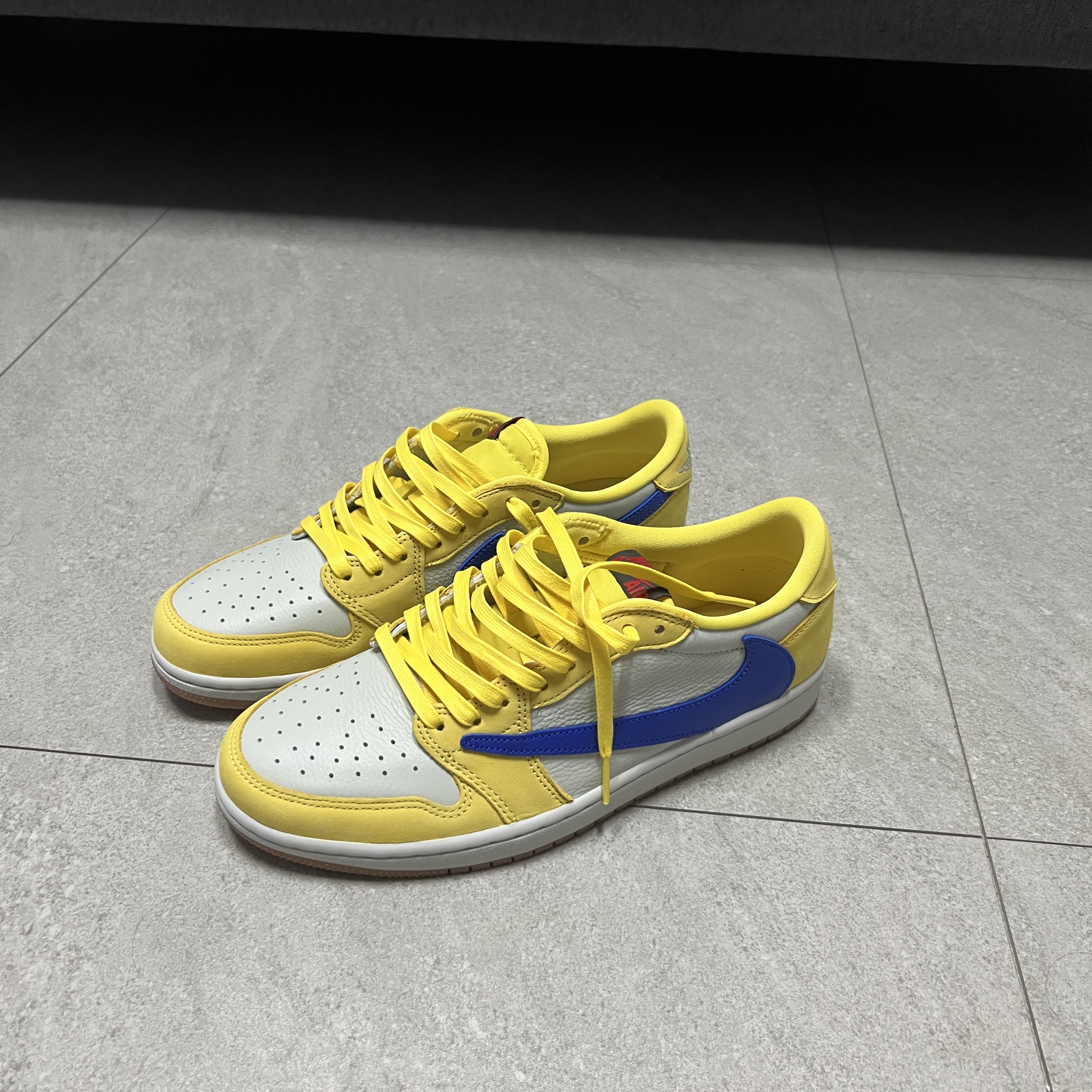 (W) Jordan 1 x Travis Scott Retro Low OG SP Canary 착용 스타일