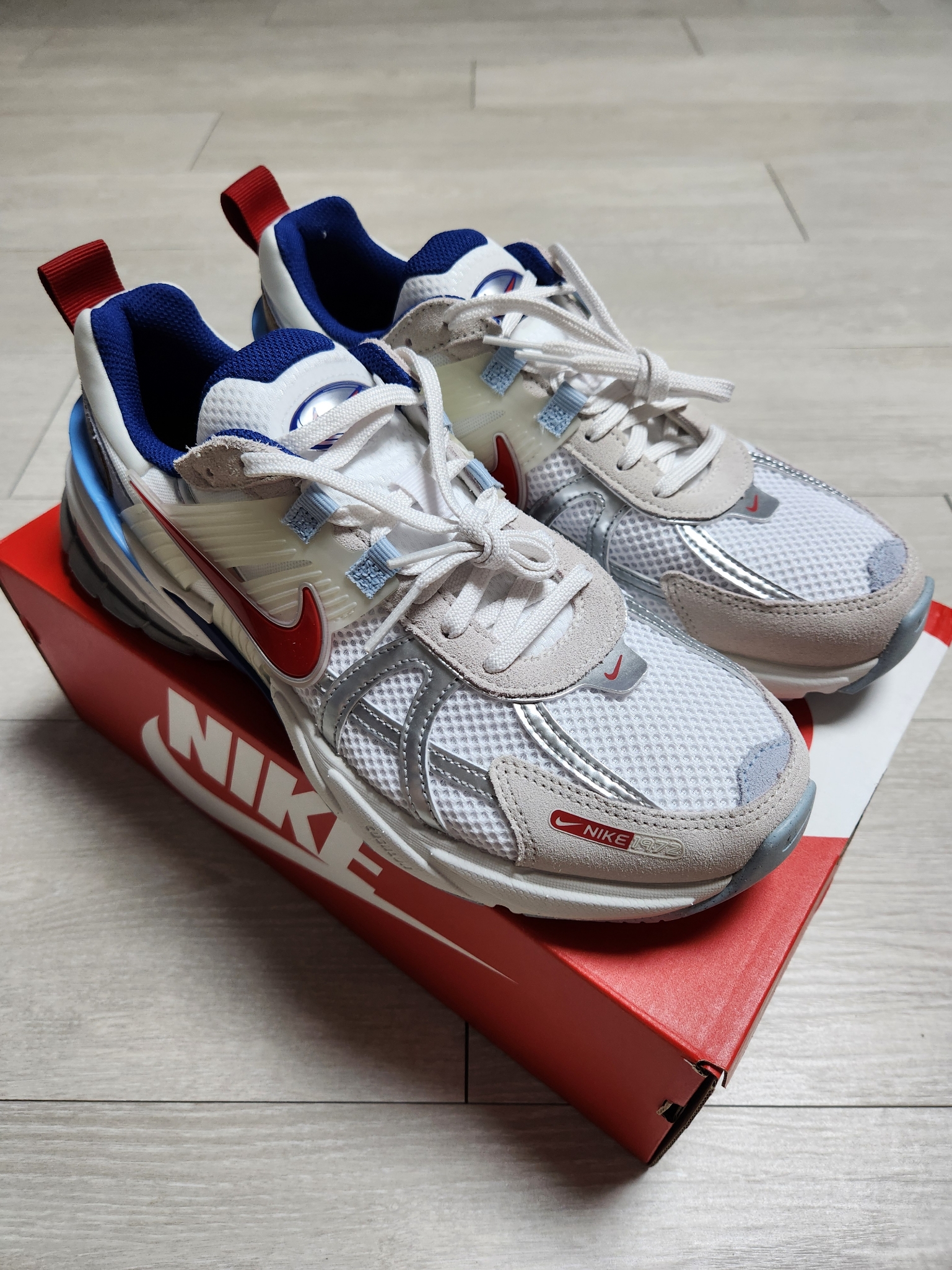 Nike V2K Run Metallic Silver Gym Red 착용 스타일 - 2
