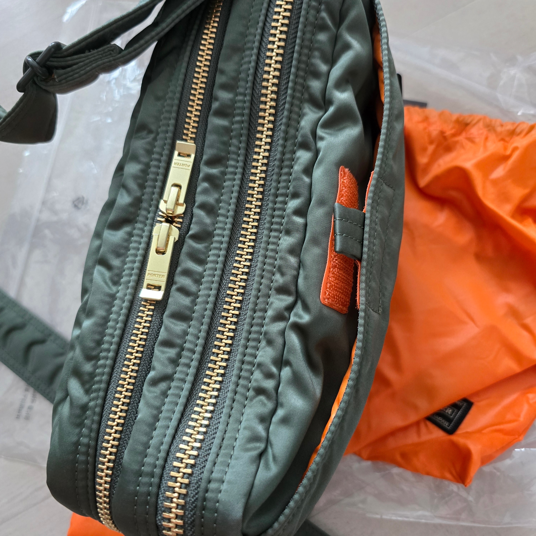 Porter All New Tanker Sling Bag Zip Sage Green 착용 스타일 - 6