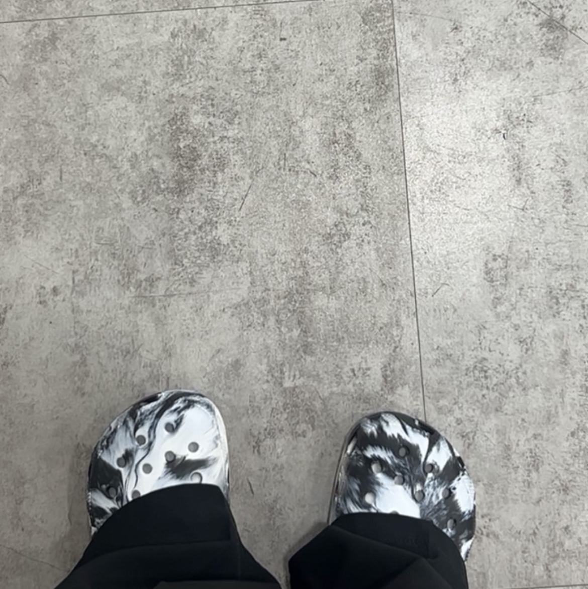 Crocs Classic Marbled Clog White Black 착용 스타일