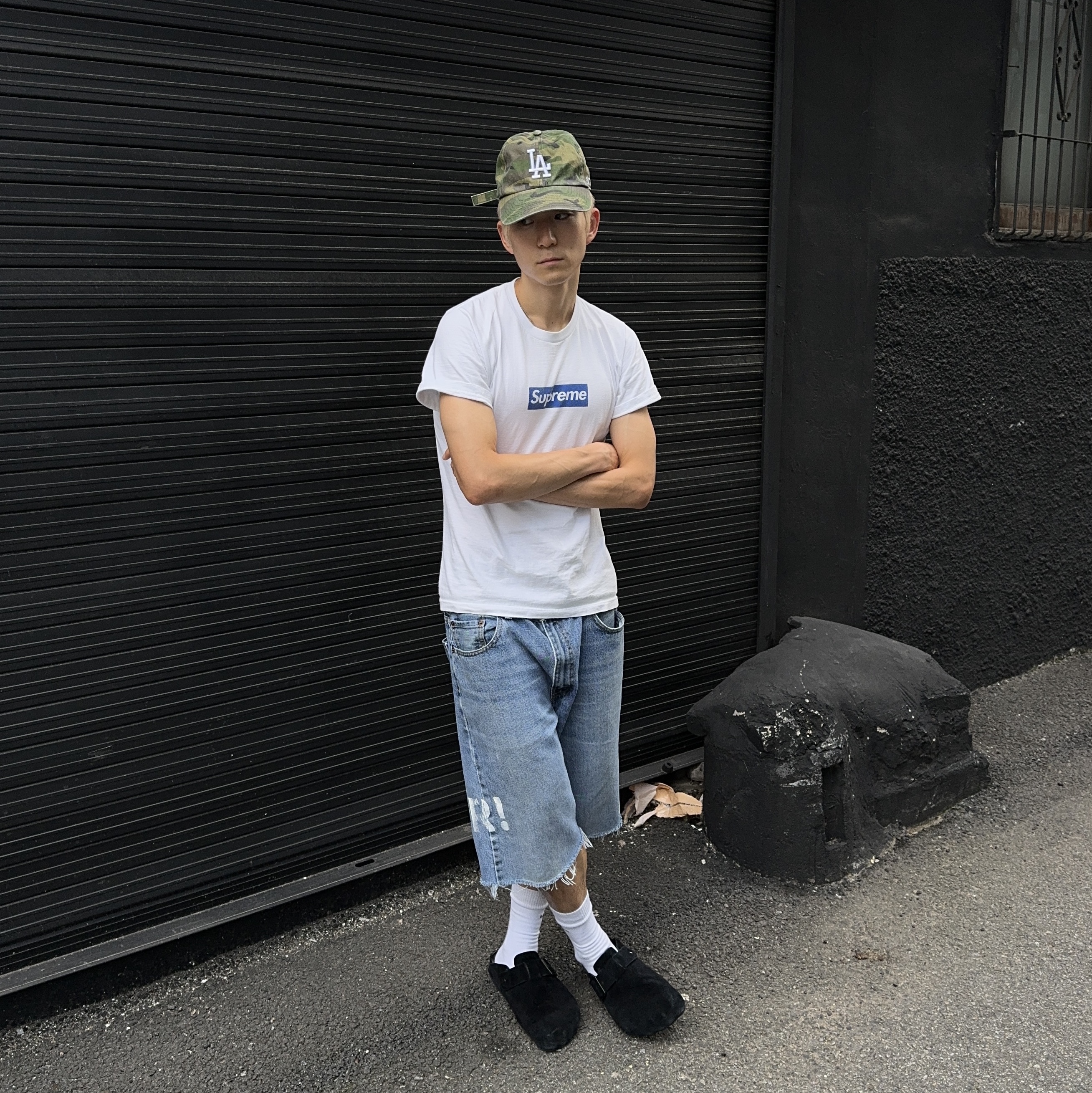 Supreme Seoul Box Logo T-Shirt White - 23FW, Balenciaga Sunday Mule Black 착용 스타일 - 1