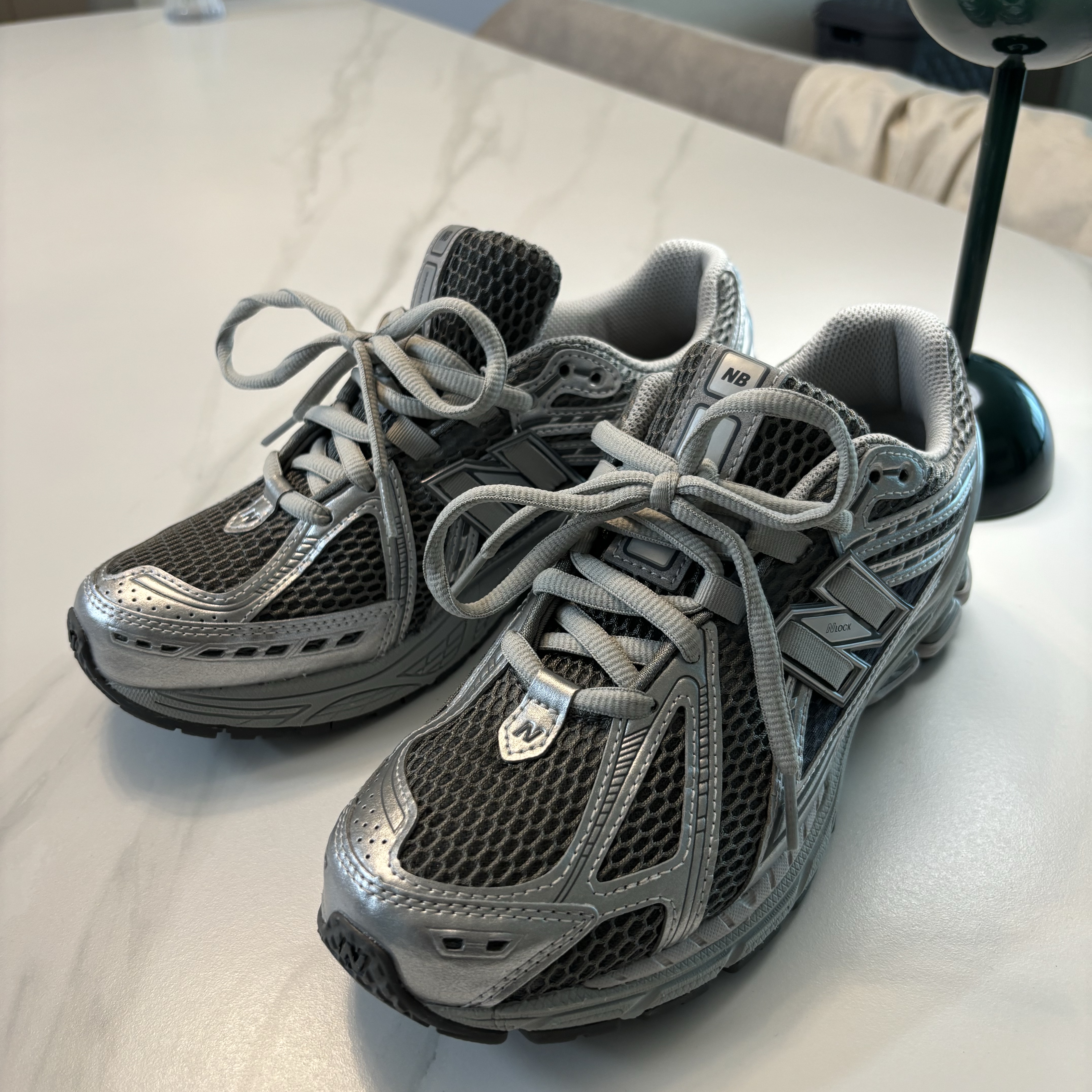 New Balance 1906R Harbor Grey Silver Metalic 착용 스타일 - 2