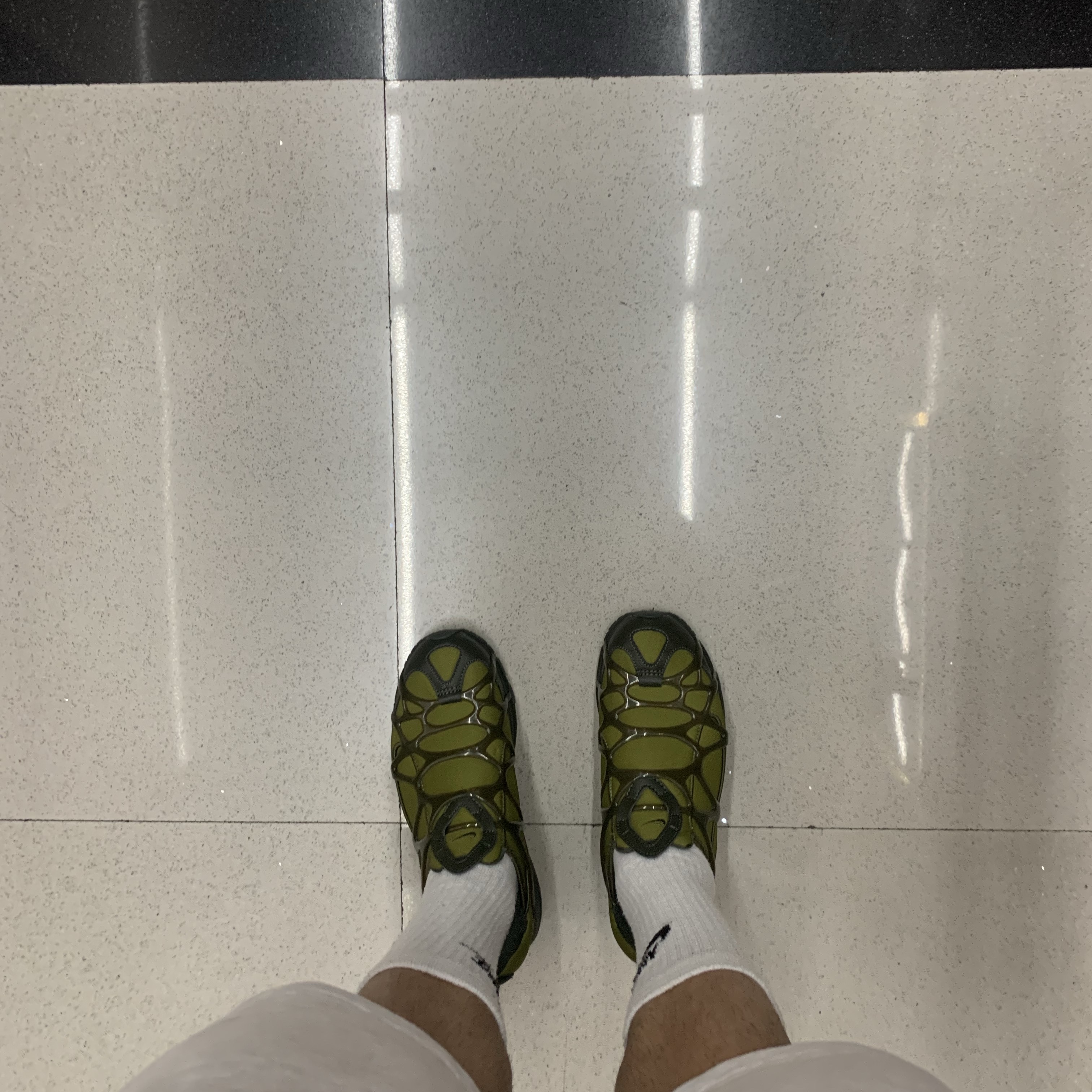 Nike Air Kukini Pilgrim Sequoia 착용 스타일 - 2