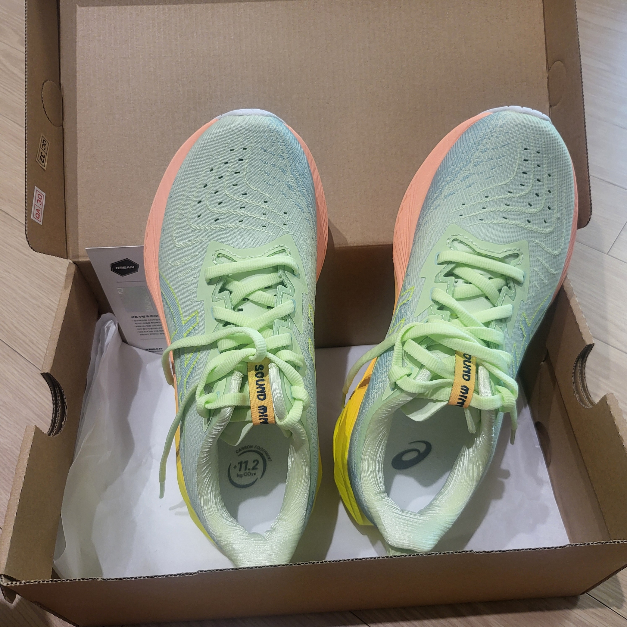 (W) Asics Novablast 4 Cool Matcha Safety Yellow 착용 스타일 - 1