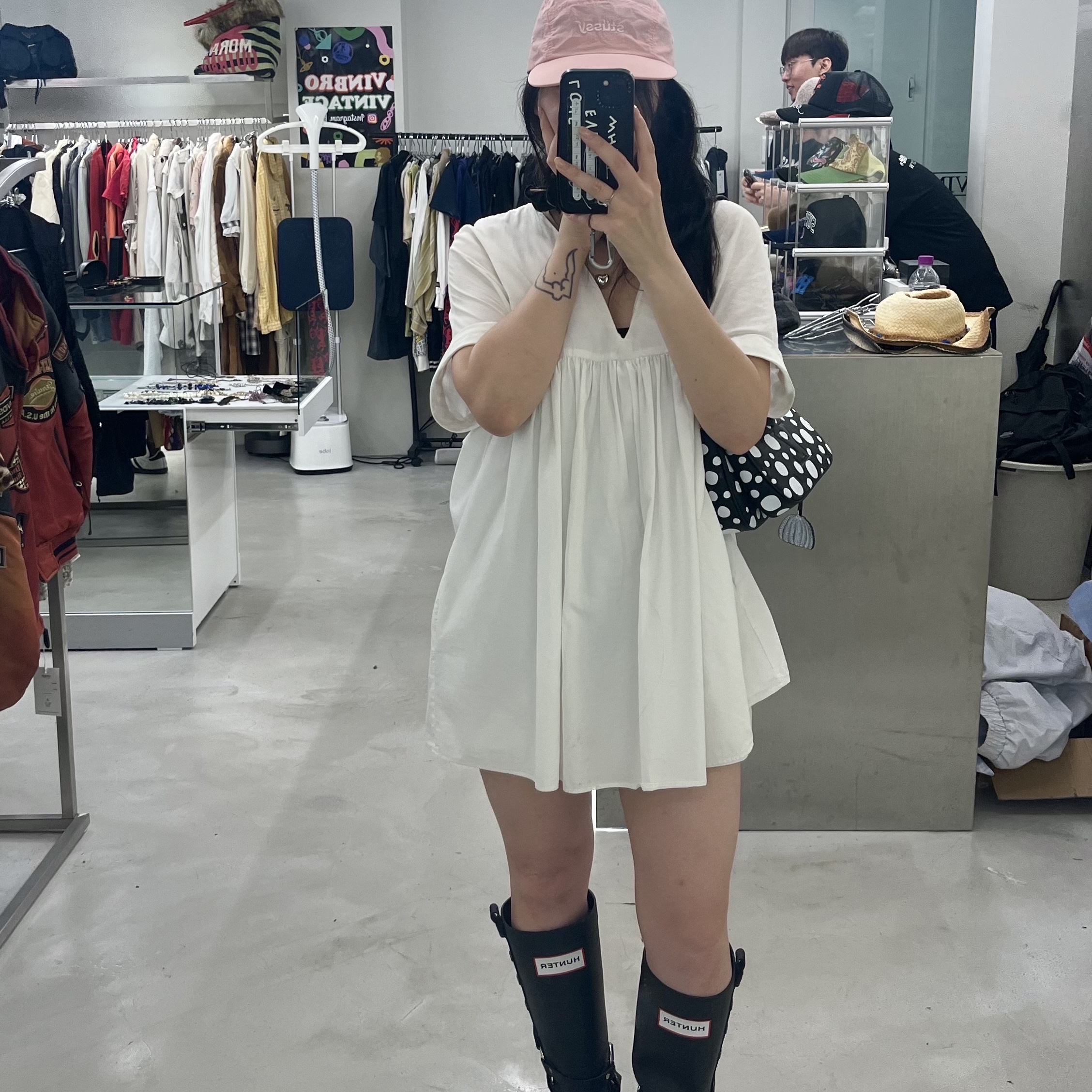 Louis Vuitton x YK Multi Pochette Accessoires Black White, (W) Hunter x Andersson Bell Original 2.0 Tall Boots Black 착용 스타일 - 2