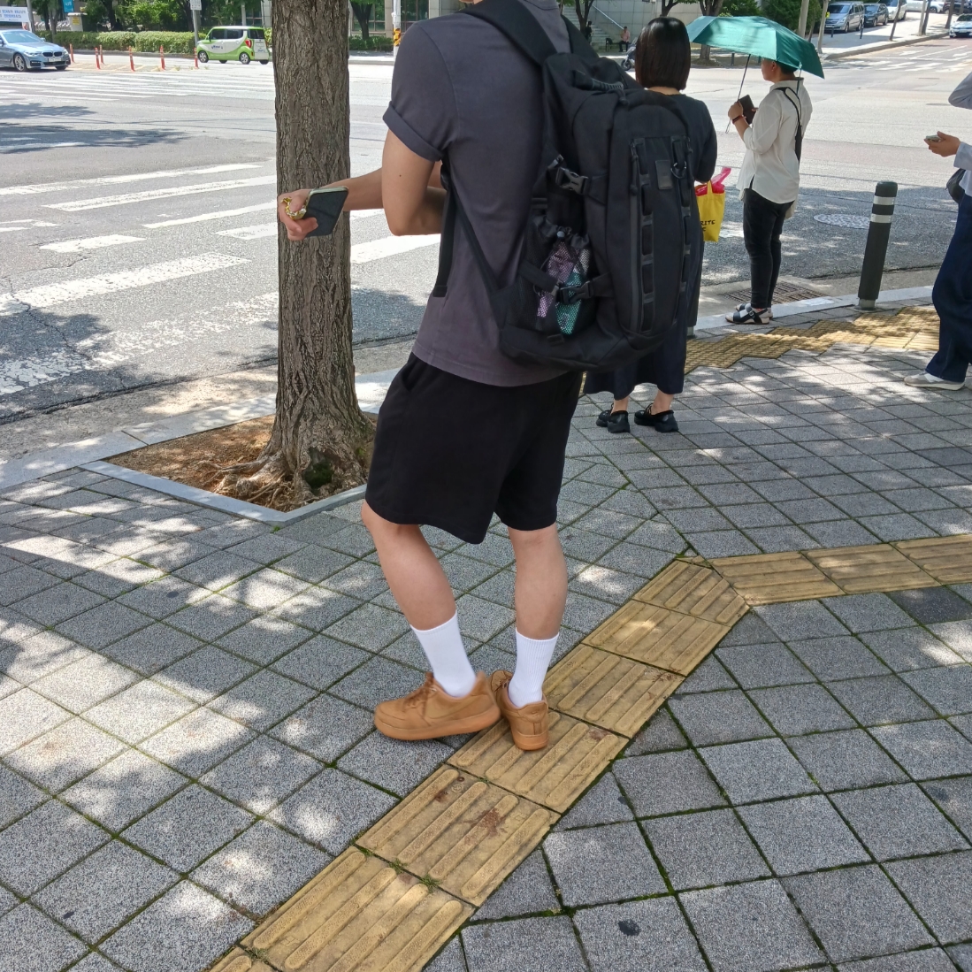 (W) Nike Air Force 1 '07 WB Flax Wheat, (Kids) Crocs Classic Clog White 착용 스타일 - 1