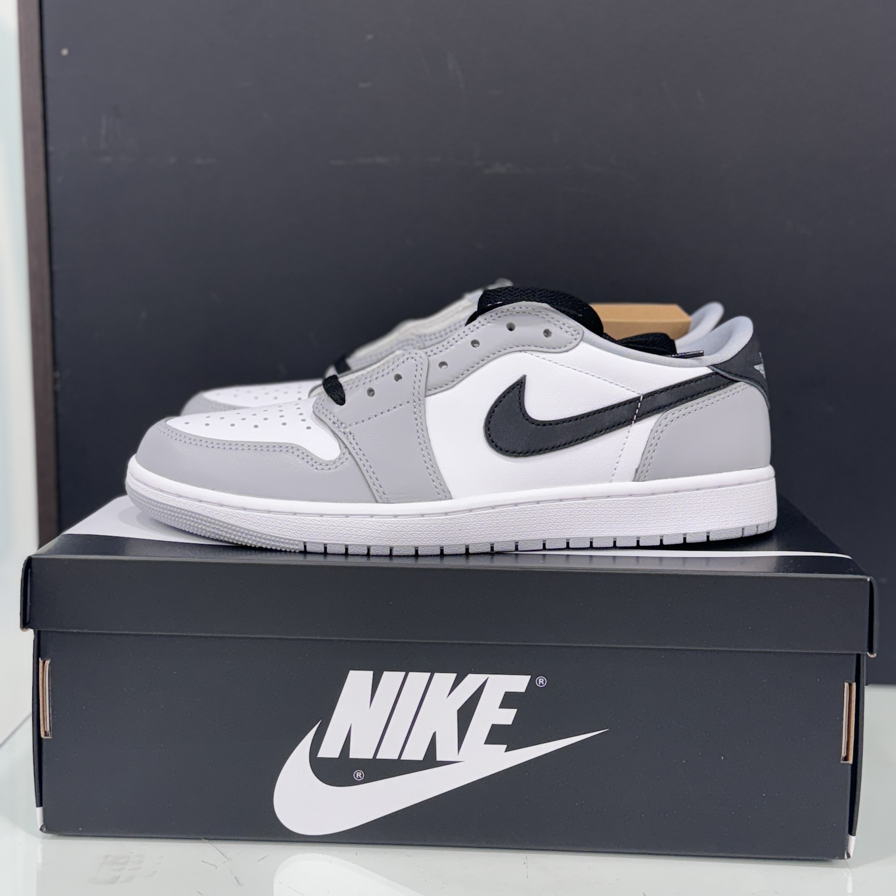 Jordan 1 Retro Low OG Wolf Grey and White 착용 스타일 - 1