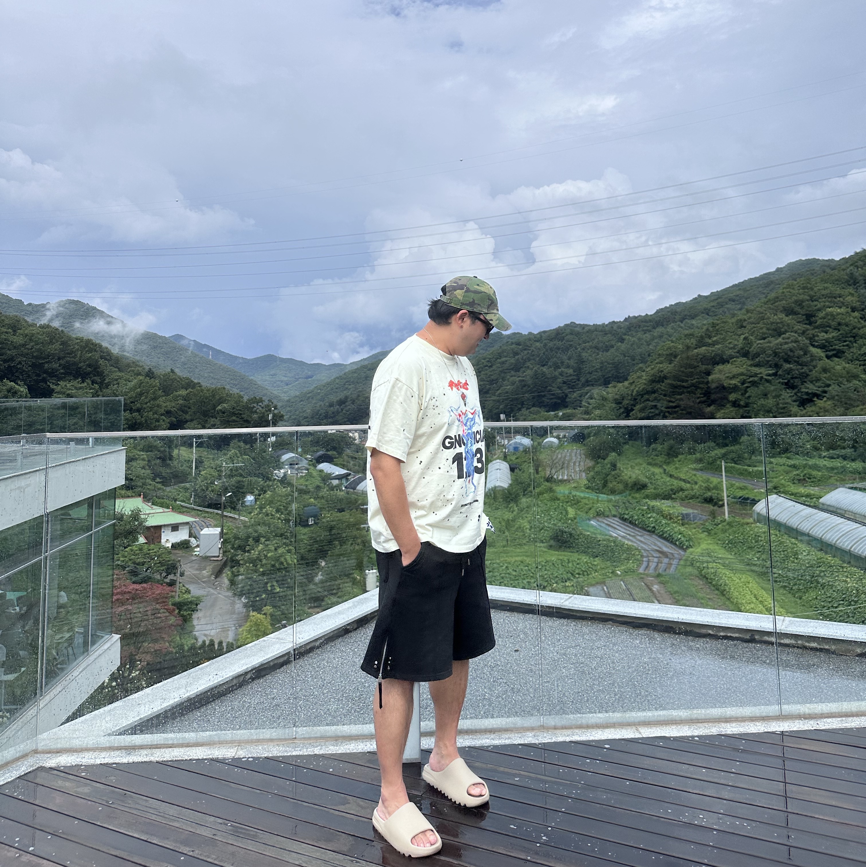 Adidas Yeezy Slide Pure 착용 스타일 - 2