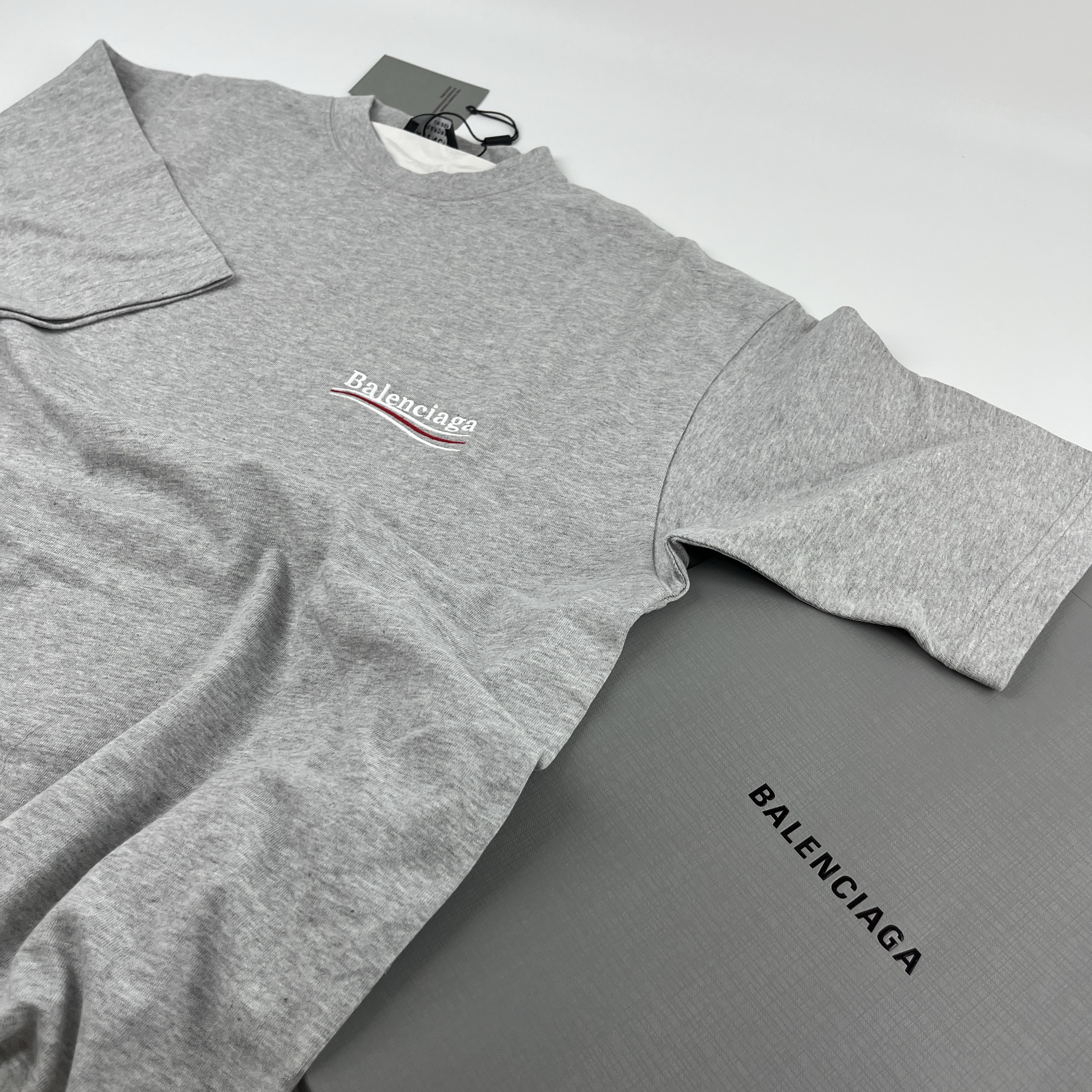 Balenciaga Political Campaign Large Fit T-Shirt Grey Silver 착용 스타일 - 2