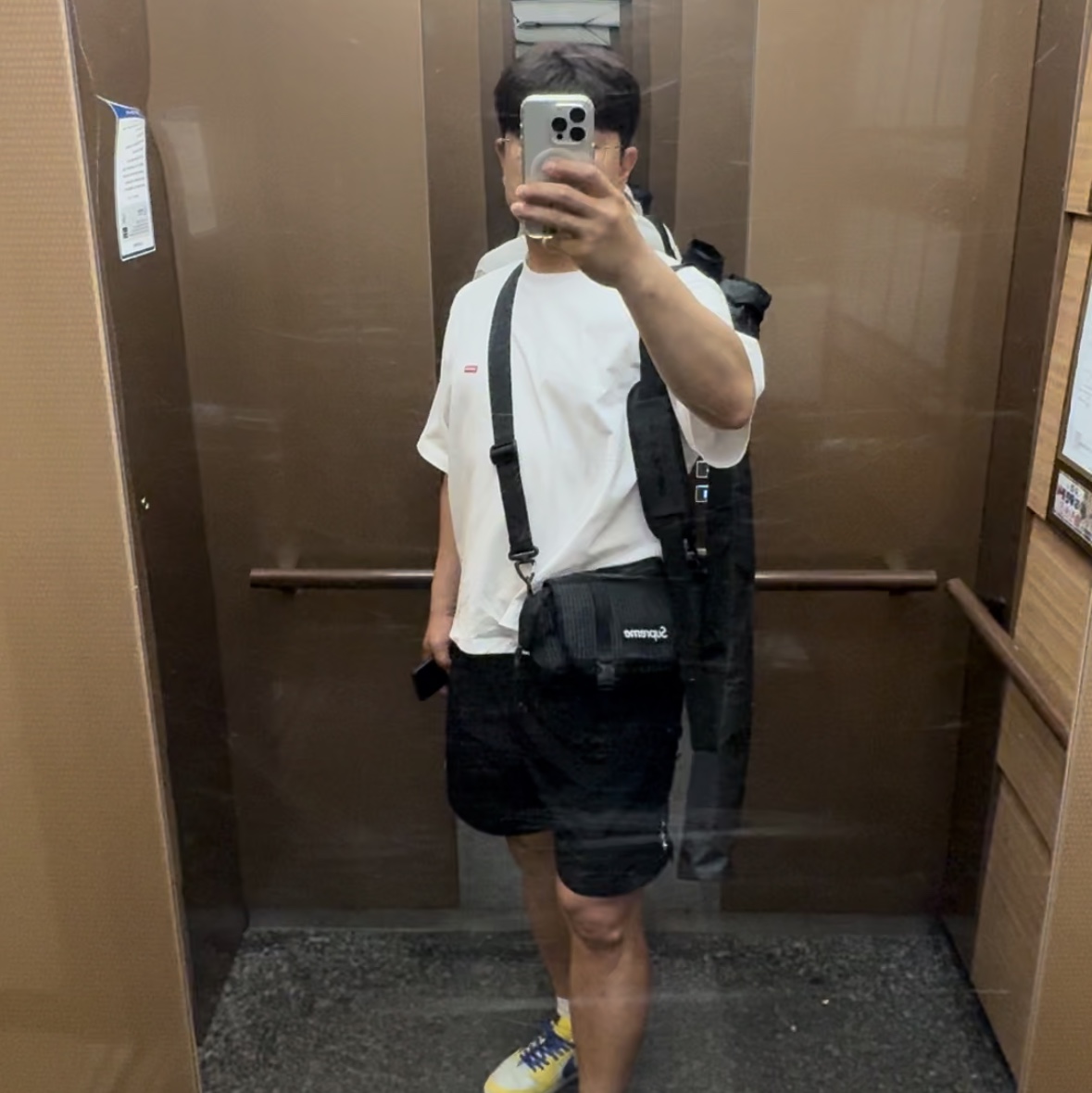 Supreme Small Box T-Shirt White - 24SS, Supreme Mini Duffle Bag Black - 24SS 착용 스타일