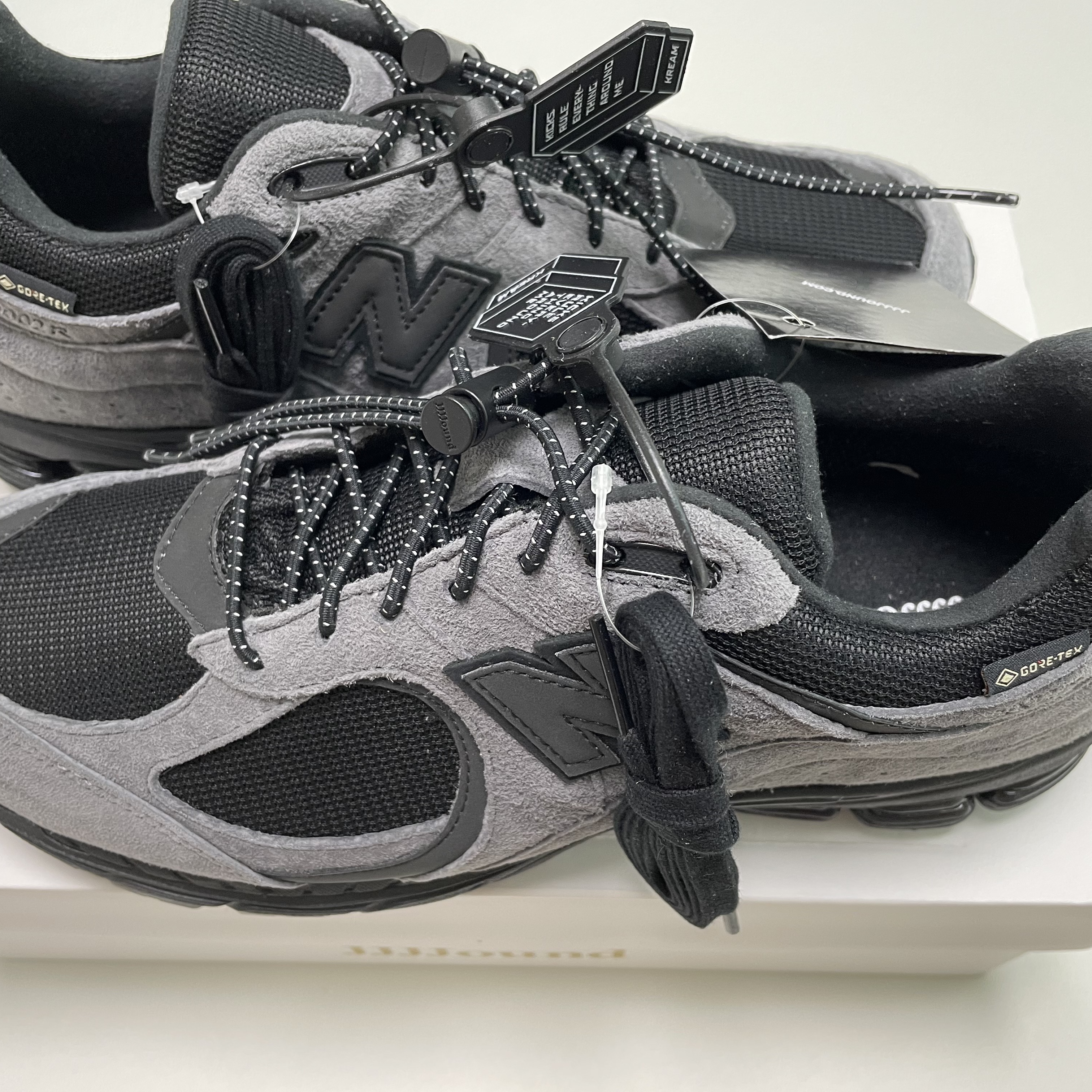 New Balance x JJJJound 2002R Gore-Tex Charcoal 착용 스타일 - 1