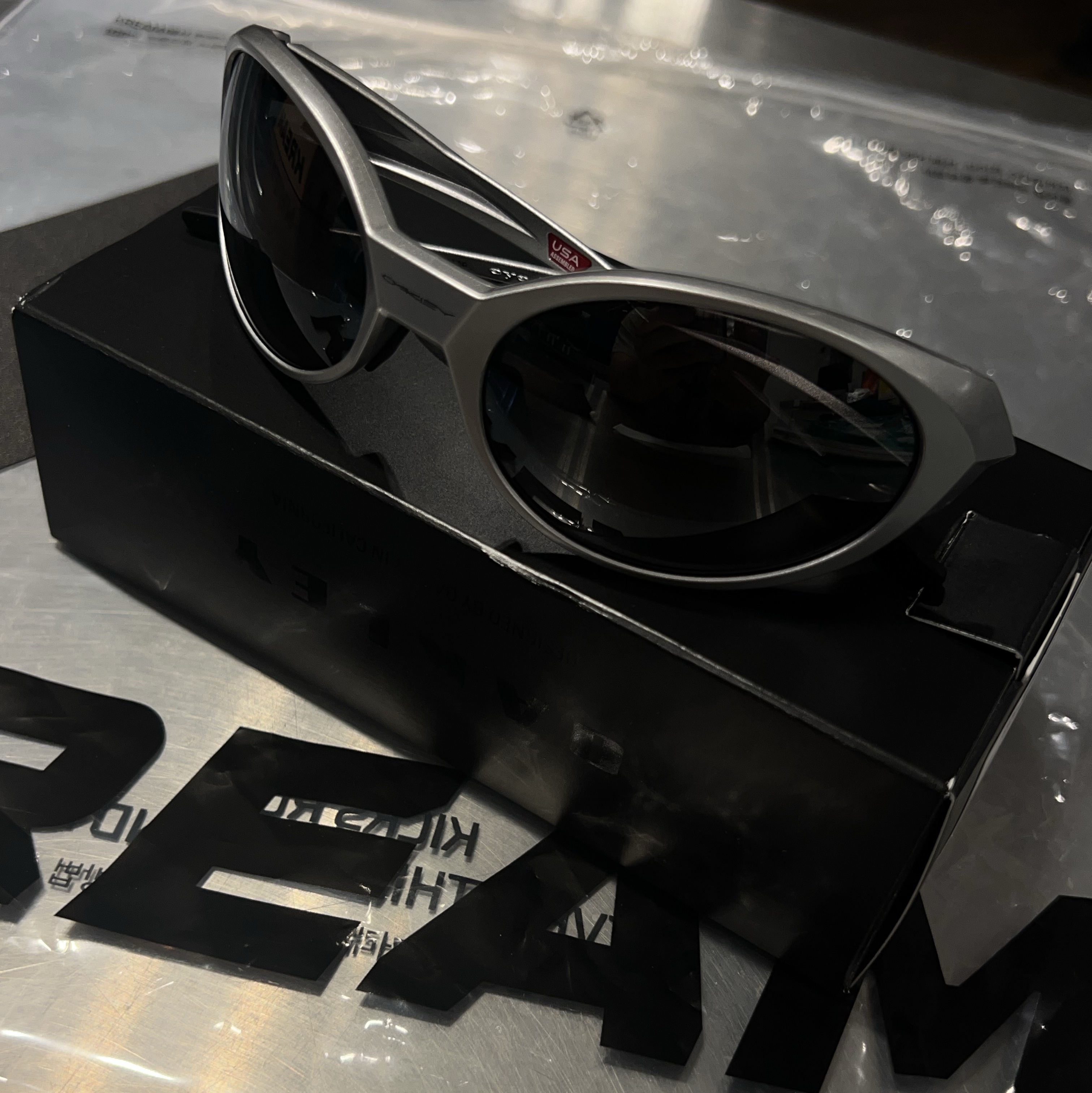 Oakley Eye Jacket Redux Silver Frame Prizm Black Polarized Lenses High Bridge Fit, Oakley Eye Jacket Redux Matte Black Frame Prizm Grey Lenses High Bridge Fit 착용 스타일 - 4