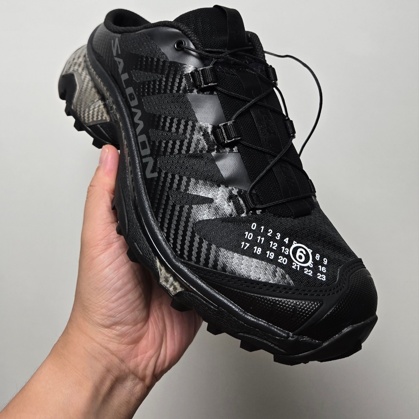 Salomon x MM6 Maison Margiela XT-4 Mule Black 착용 스타일 - 3