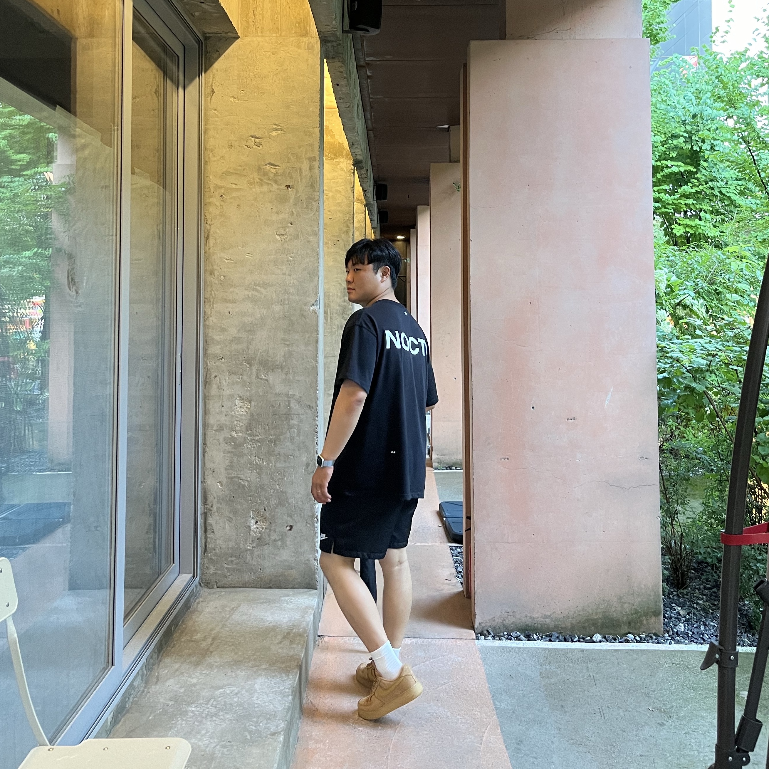 Nike Air Force 1 '07 WB Flax, Nike x Drake Nocta Max 90 T-Shirt Black (FN7663-010) 착용 스타일