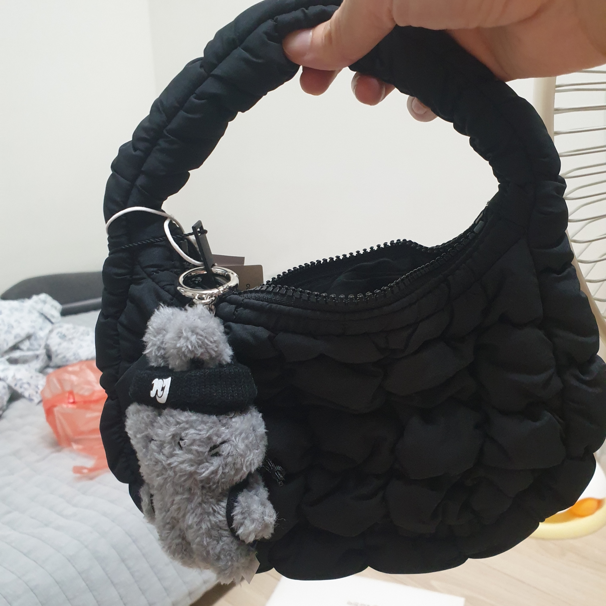 NewJeans Bunini Mini Costume Keyring Gray 착용 스타일