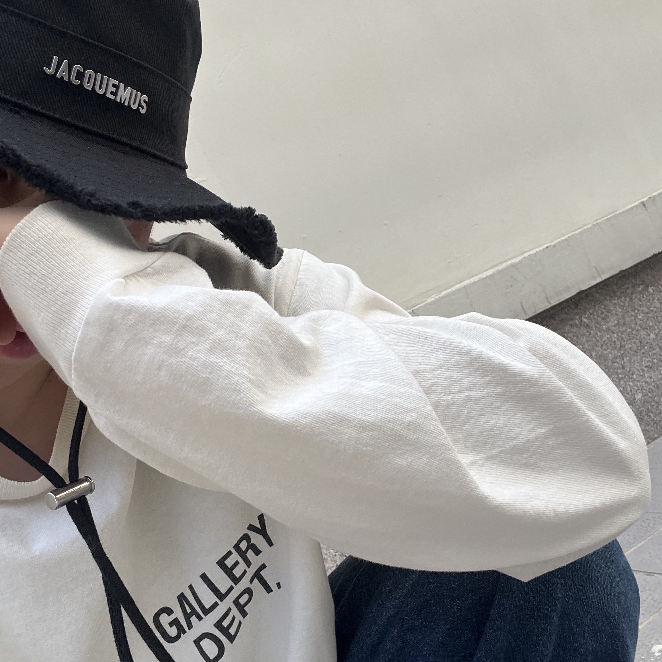 Jacquemus Le Bob Artichaut Bucket Hat Black, Nike Air Kukini Triple Black 착용 스타일 - 4