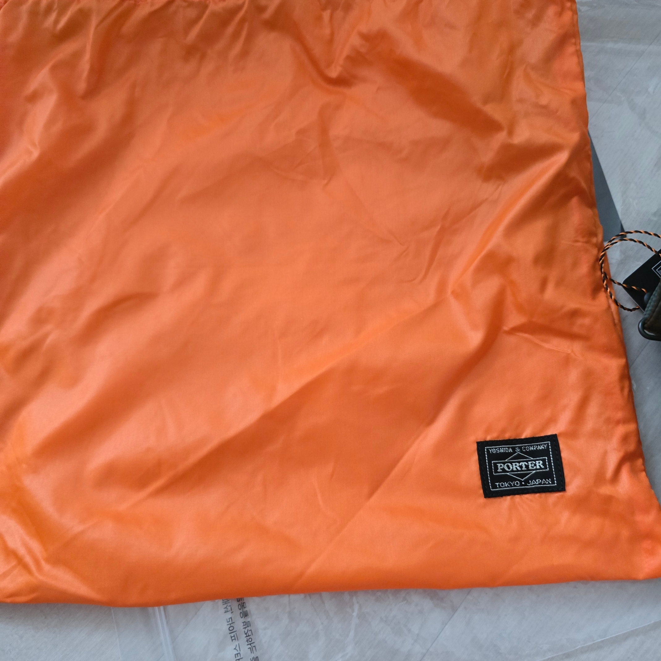 Porter All New Tanker Sling Bag Zip Sage Green 착용 스타일 - 7