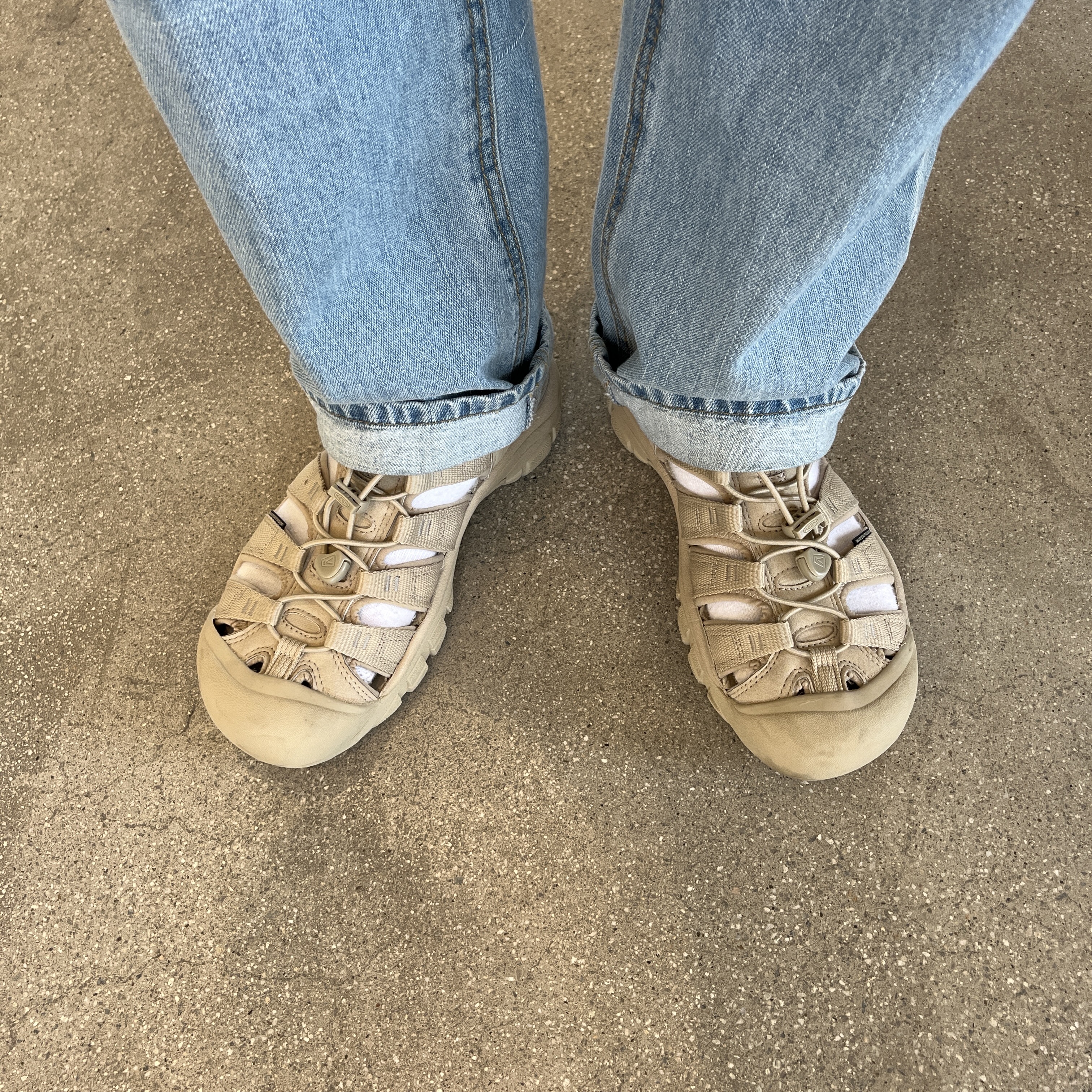 Keen Newport H2 Monochrome Safari 착용 스타일 - 1