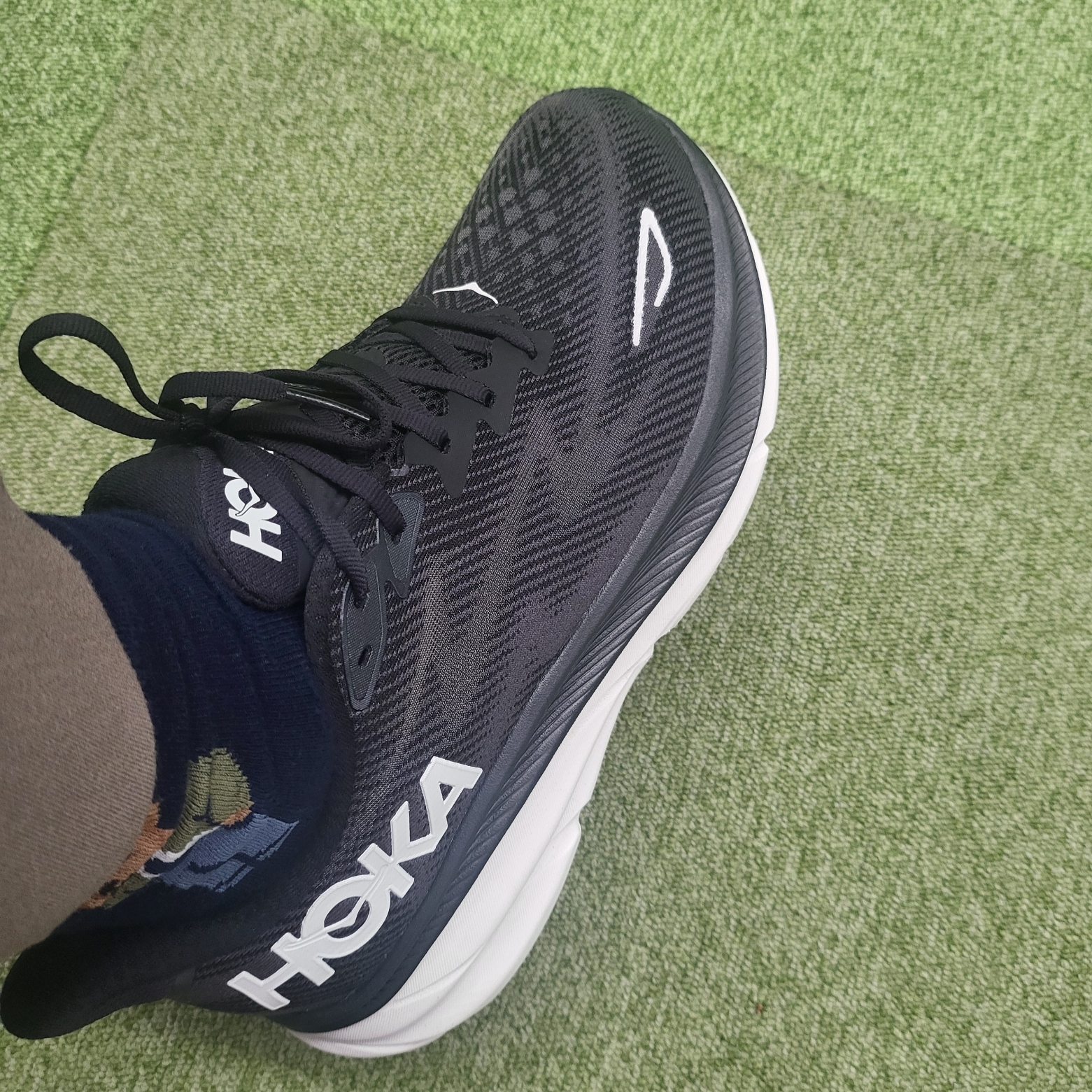 Hoka Clifton 9 Black White - Wide 착용 스타일