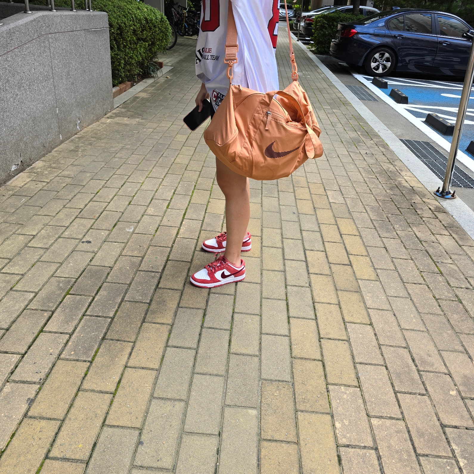 (W) Nike Dunk Low Valentine Day White Adobe, Nike Gym Club Duffle Bag 24L Amber Brown 착용 스타일