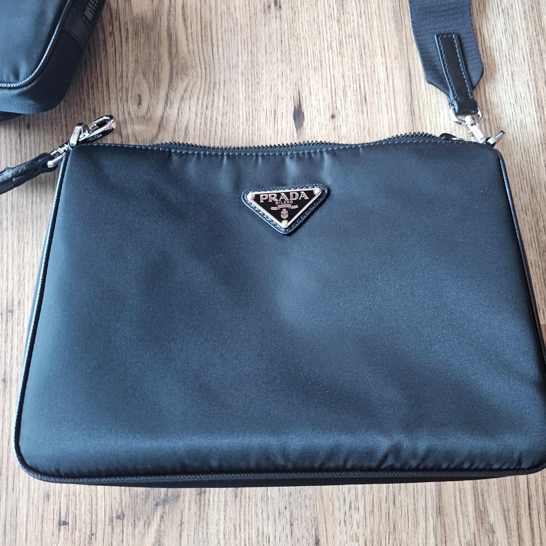 Prada Re-Nylon and Saffiano Leather Shoulder Bag Black 착용 스타일 - 2