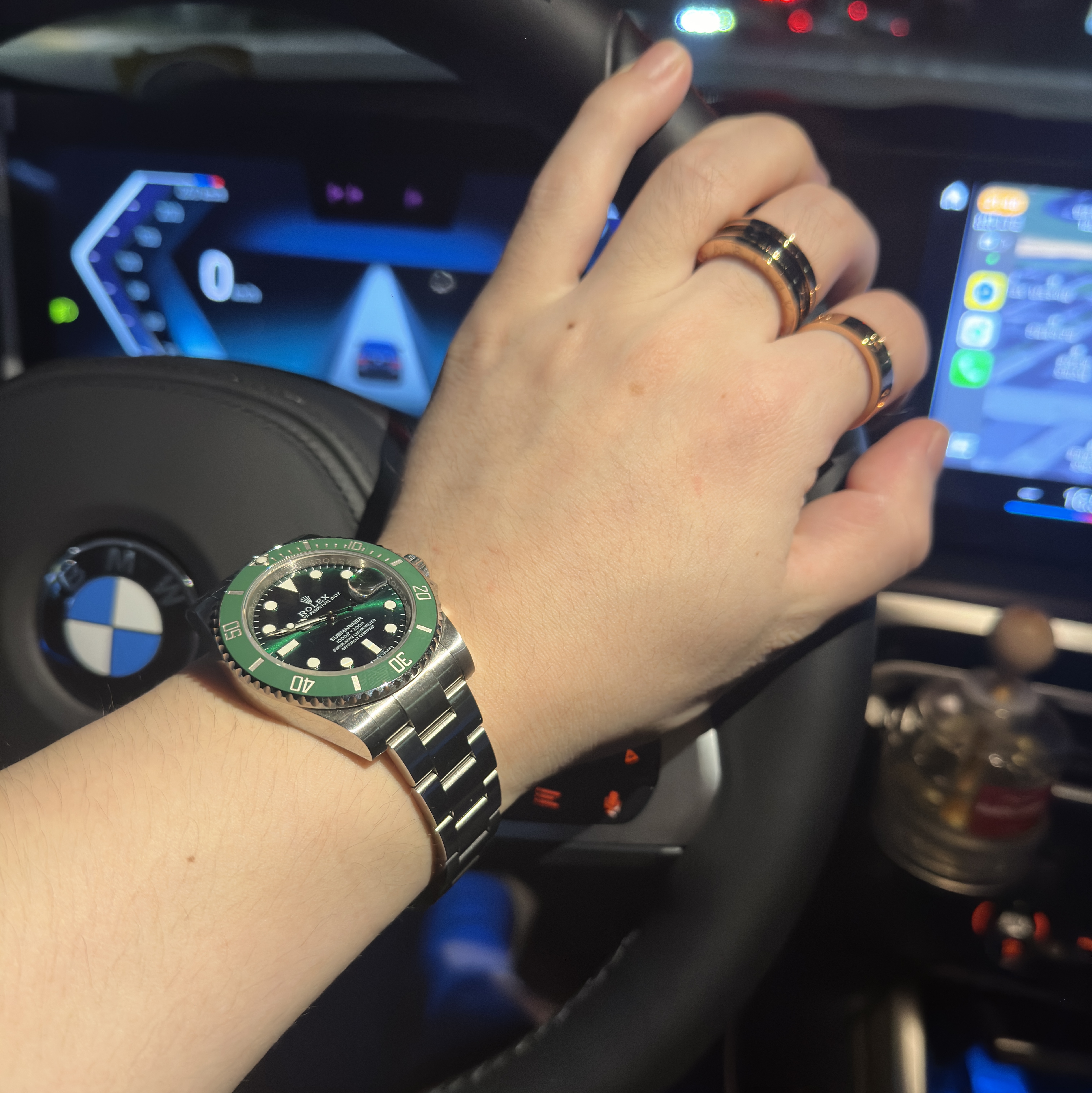 Rolex Submariner Date 40mm 116610LV Green Oyster, Cartier Love Ring Classic Yellow Gold 착용 스타일