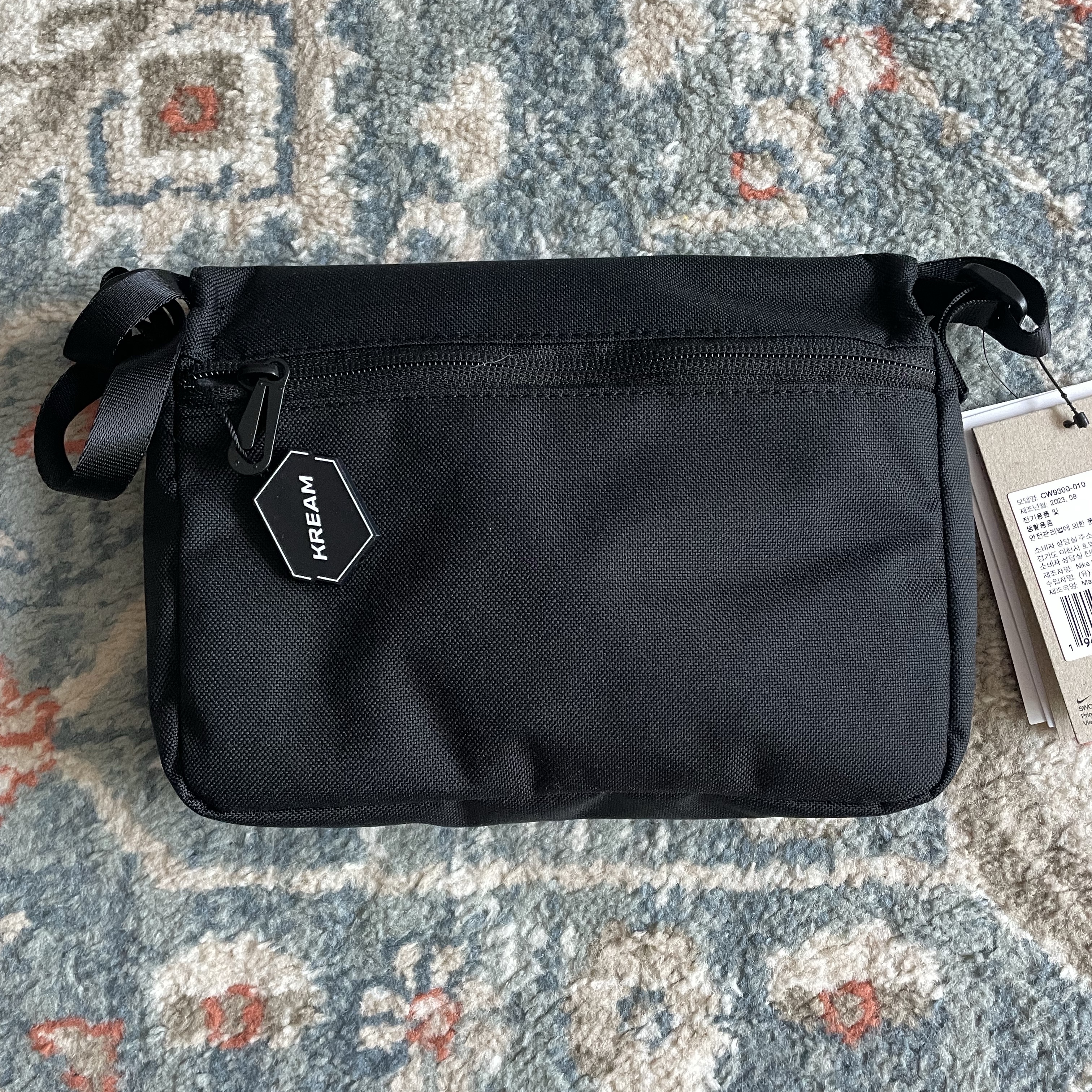 Nike NSW Futura 365 Crossbody Bag 3L Black 착용 스타일 - 3