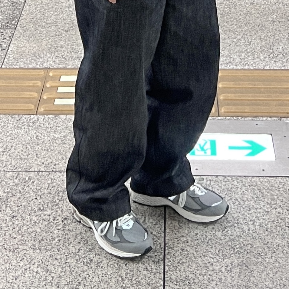 New Balance 2002R Premium Vintage Grey 착용 스타일