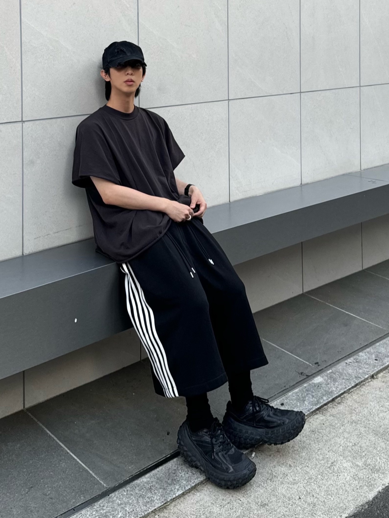 Yeezy One Box T-Shirt Black, Balenciaga Defender Sneakers Black 착용 스타일 - 1