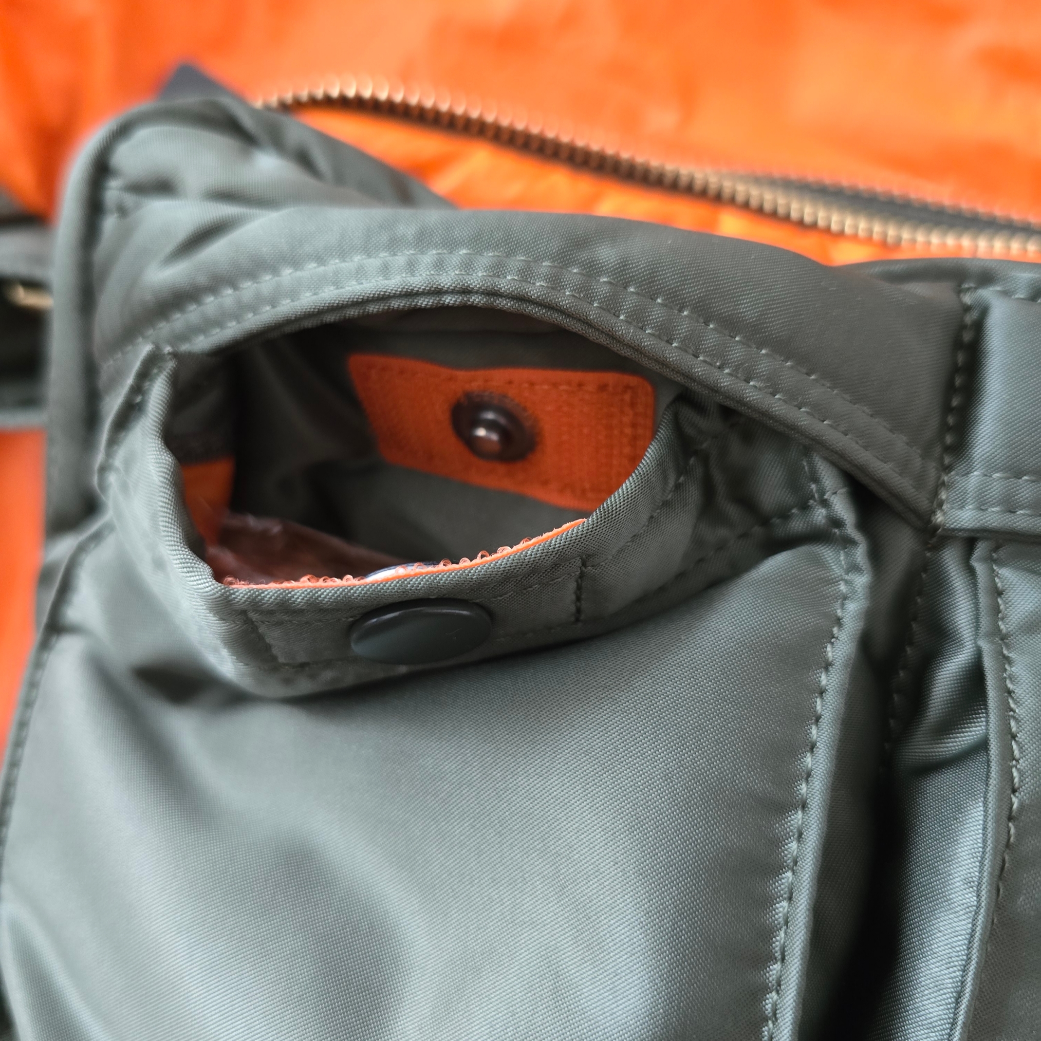 Porter All New Tanker Sling Bag Zip Sage Green 착용 스타일 - 3