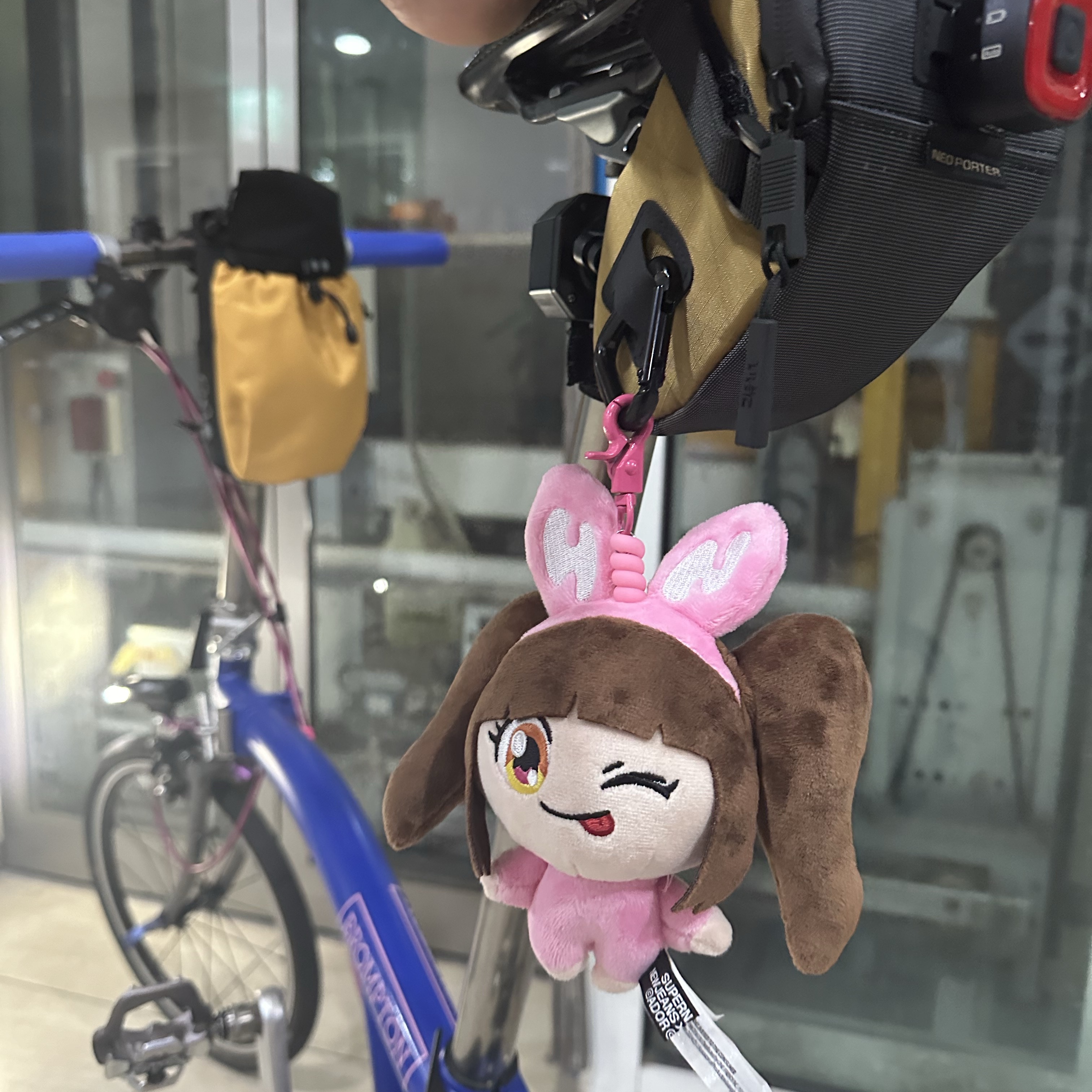 NewJeans x Murakami Plush Keyring Hanni 착용 스타일