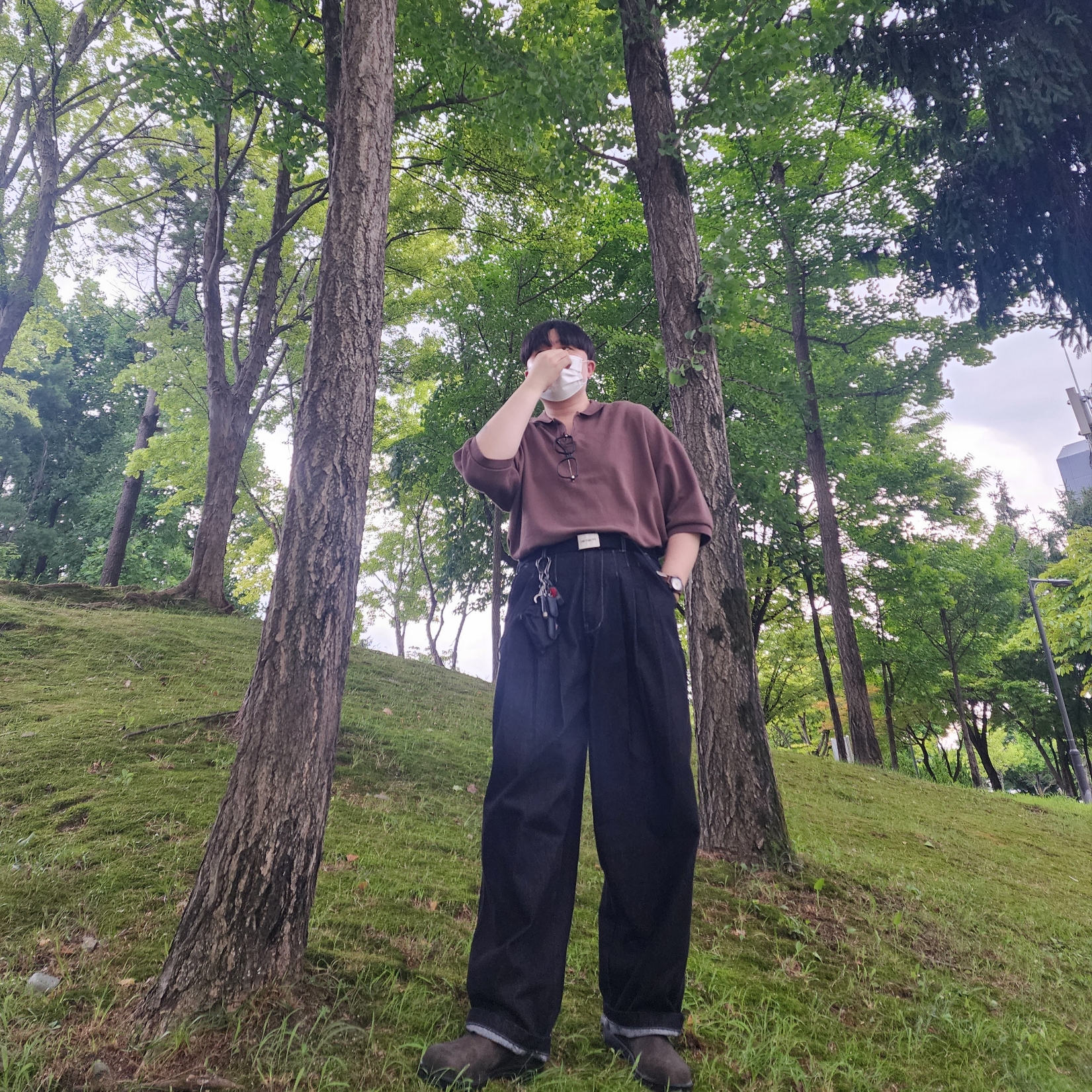 Carhartt WIP Clip Belt Chrome Black, BLUNDSTONE Classics 585 Chelsea Boots Rustic Brown 착용 스타일 - 1