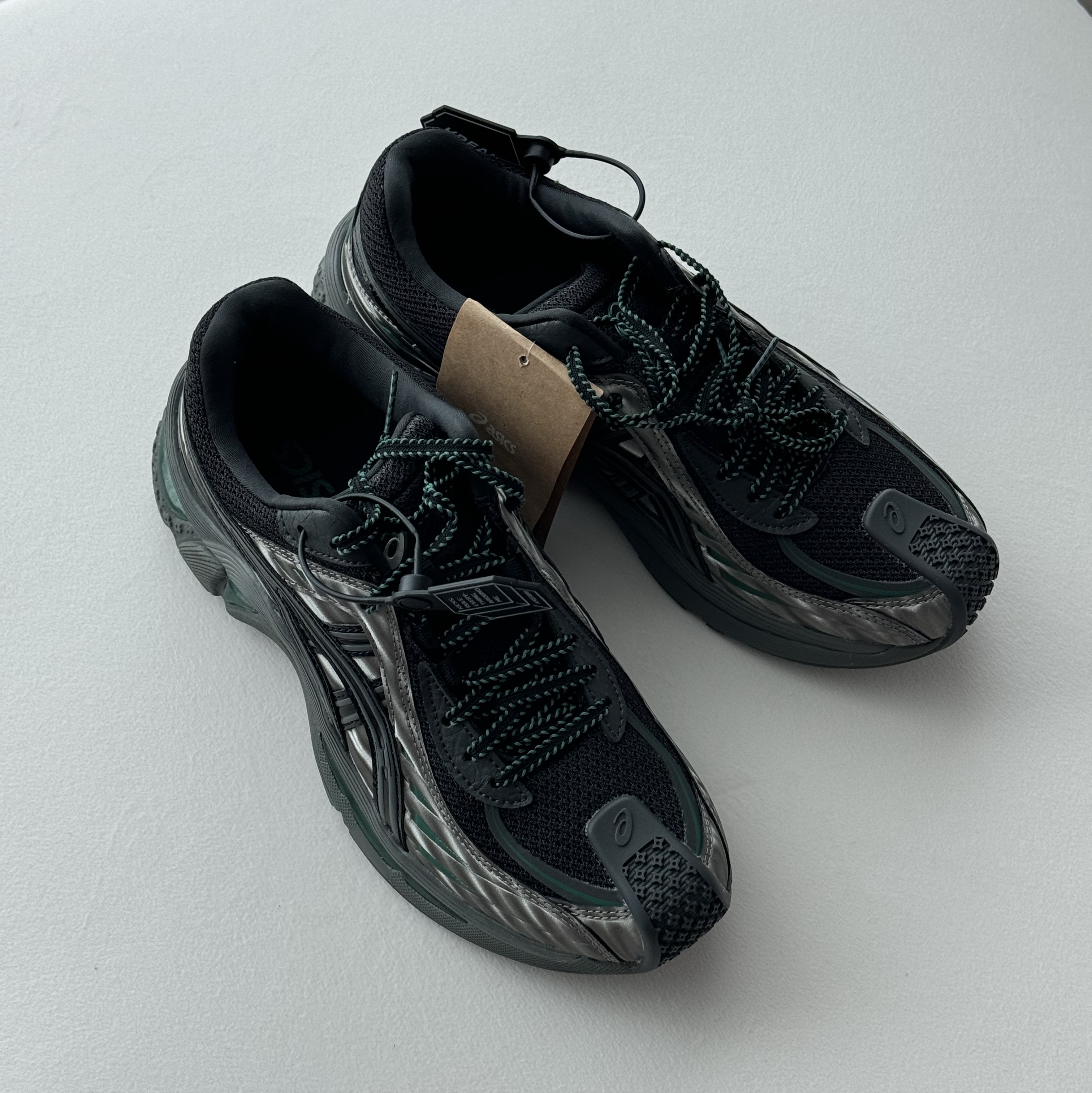 (W) Asics x Kiko Kostadinov Gel-Flammae Grey Black 착용 스타일 - 1