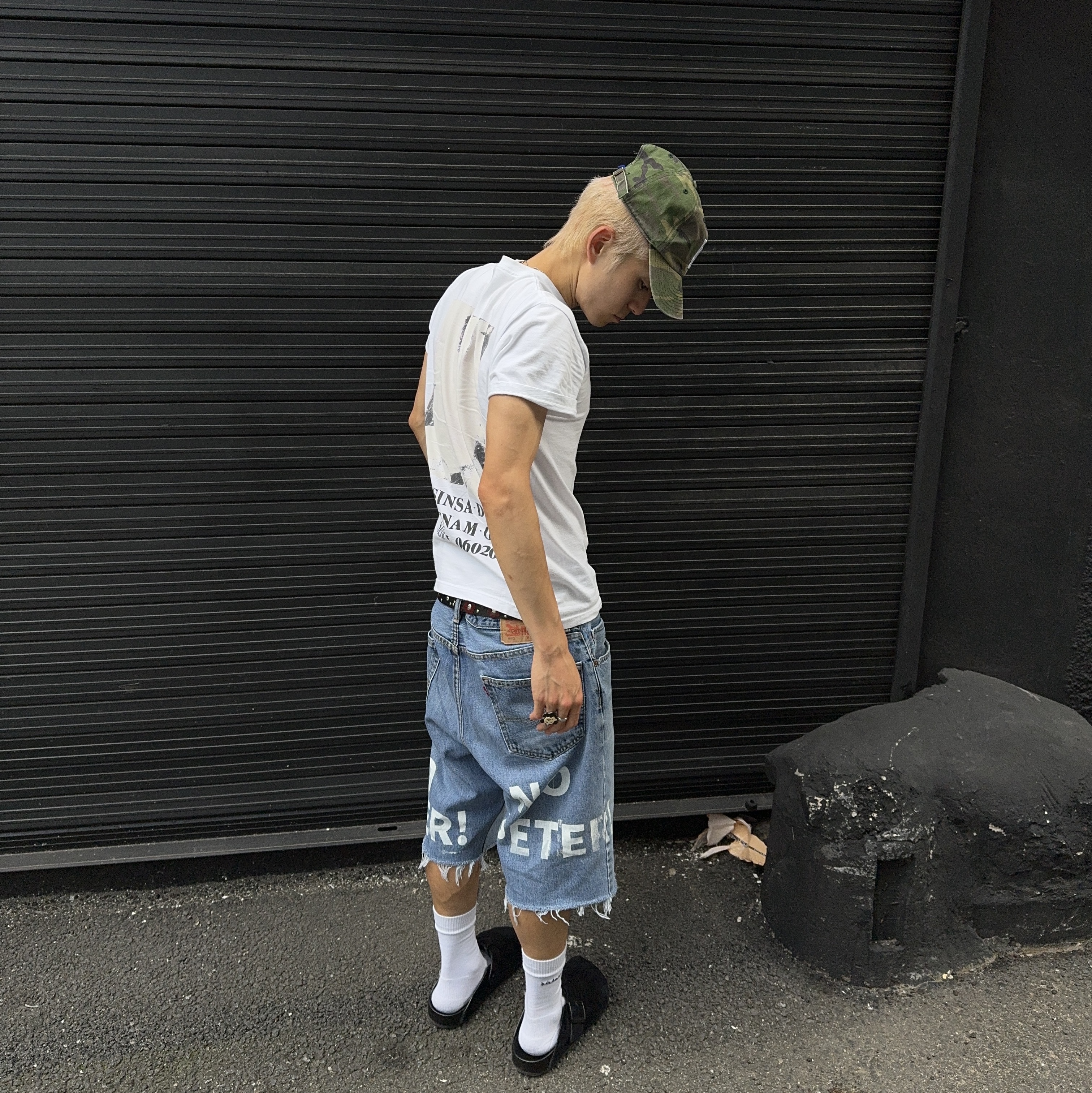Supreme Seoul Box Logo T-Shirt White - 23FW, Balenciaga Sunday Mule Black 착용 스타일 - 3