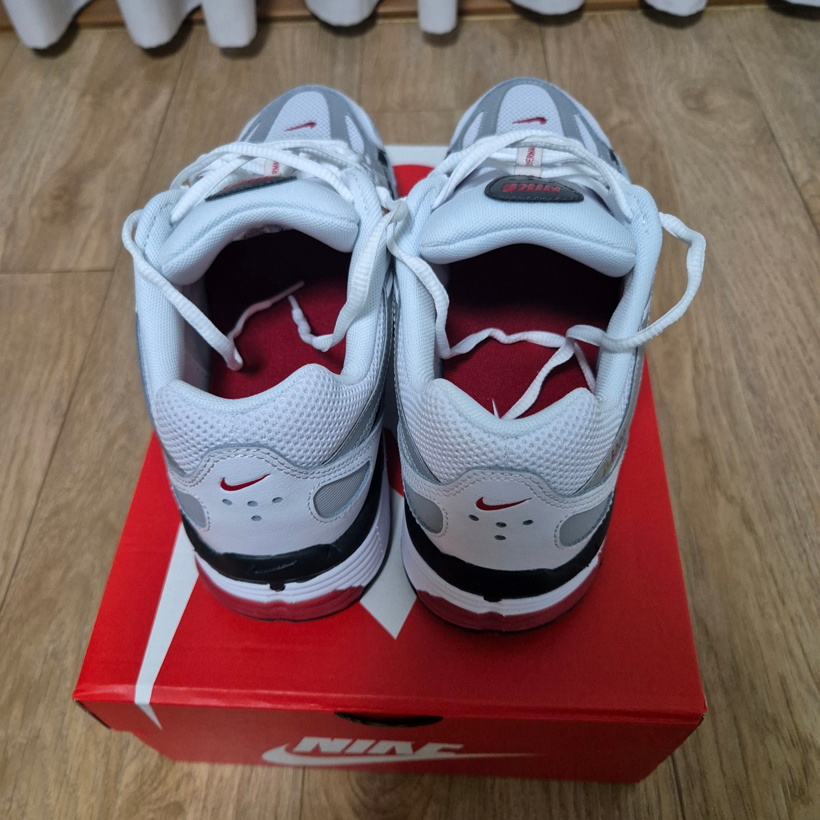 Nike P-6000 White Varsity Red 착용 스타일 - 3